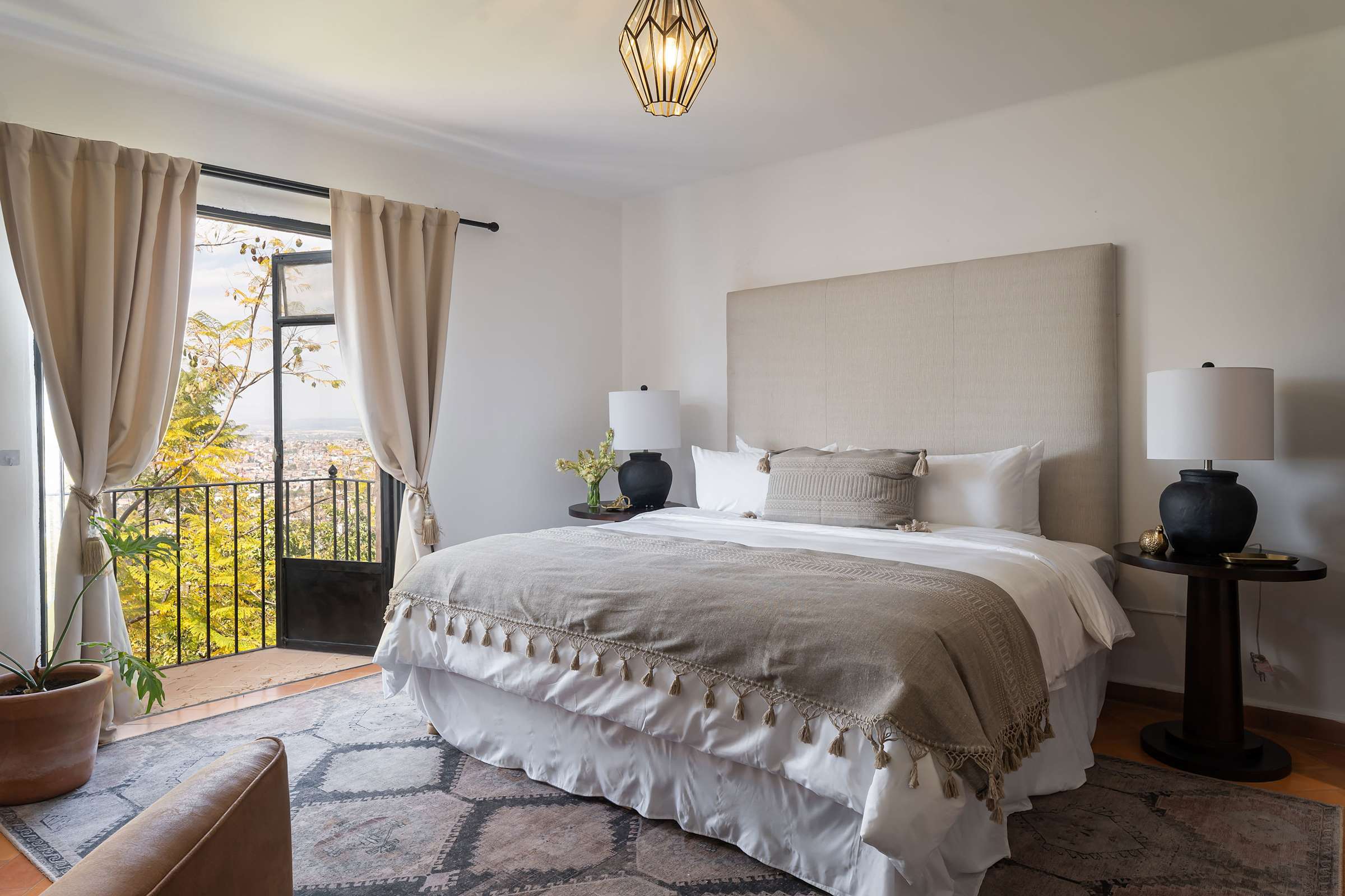 Casa Pedro Vargas: 6BR Estate w/ Hot Tub & Modern Comforts 17