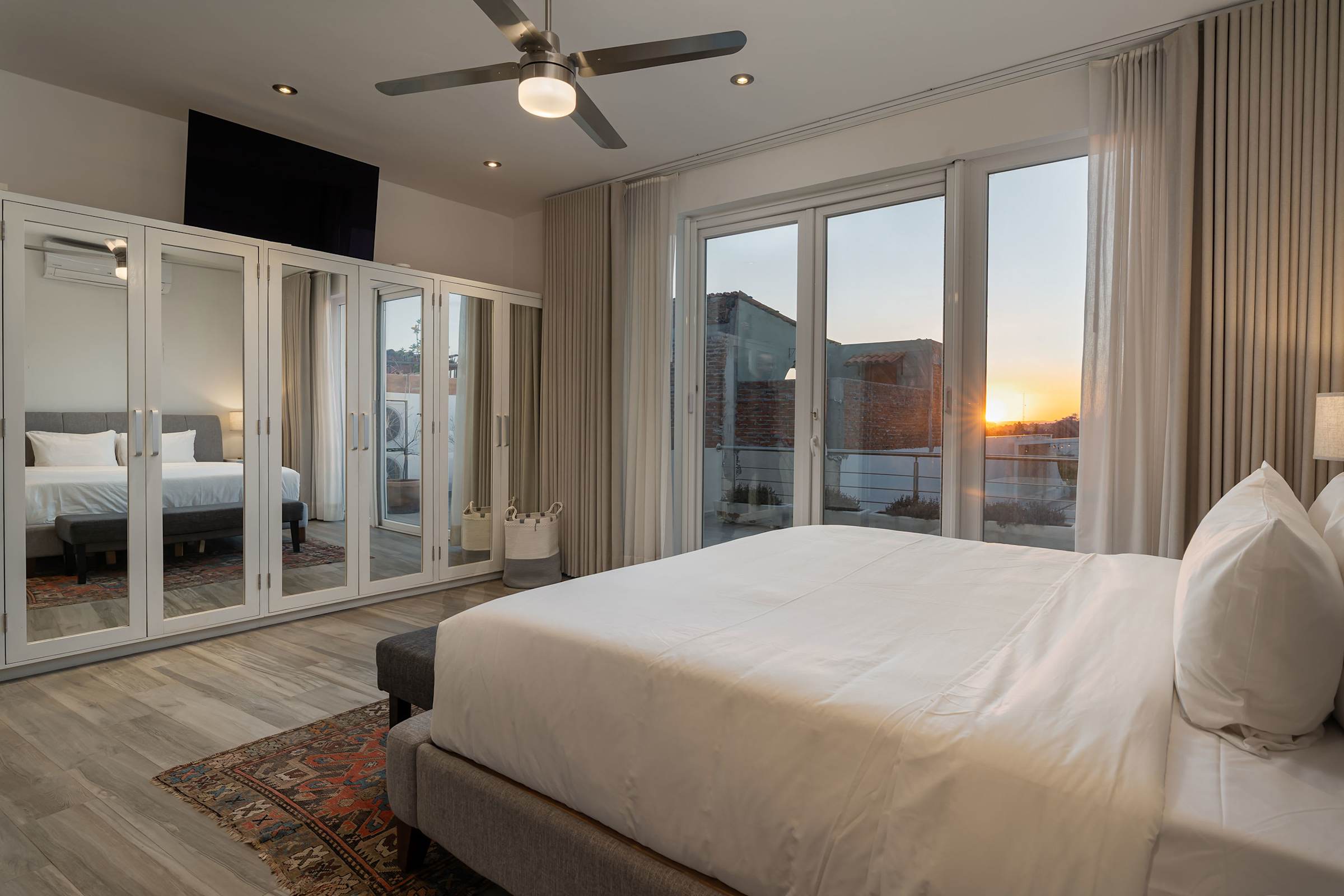 Casa Blanca, 2BR Modern Home with Rooftop Views 14
