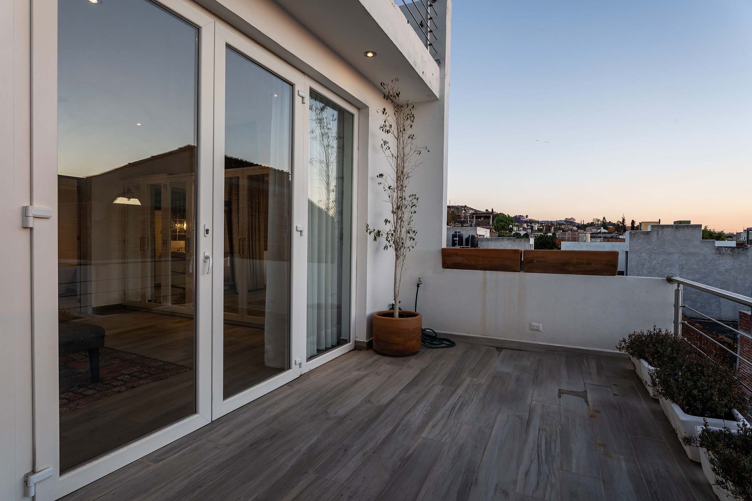 Casa Blanca, 2BR Modern Home with Rooftop Views 15
