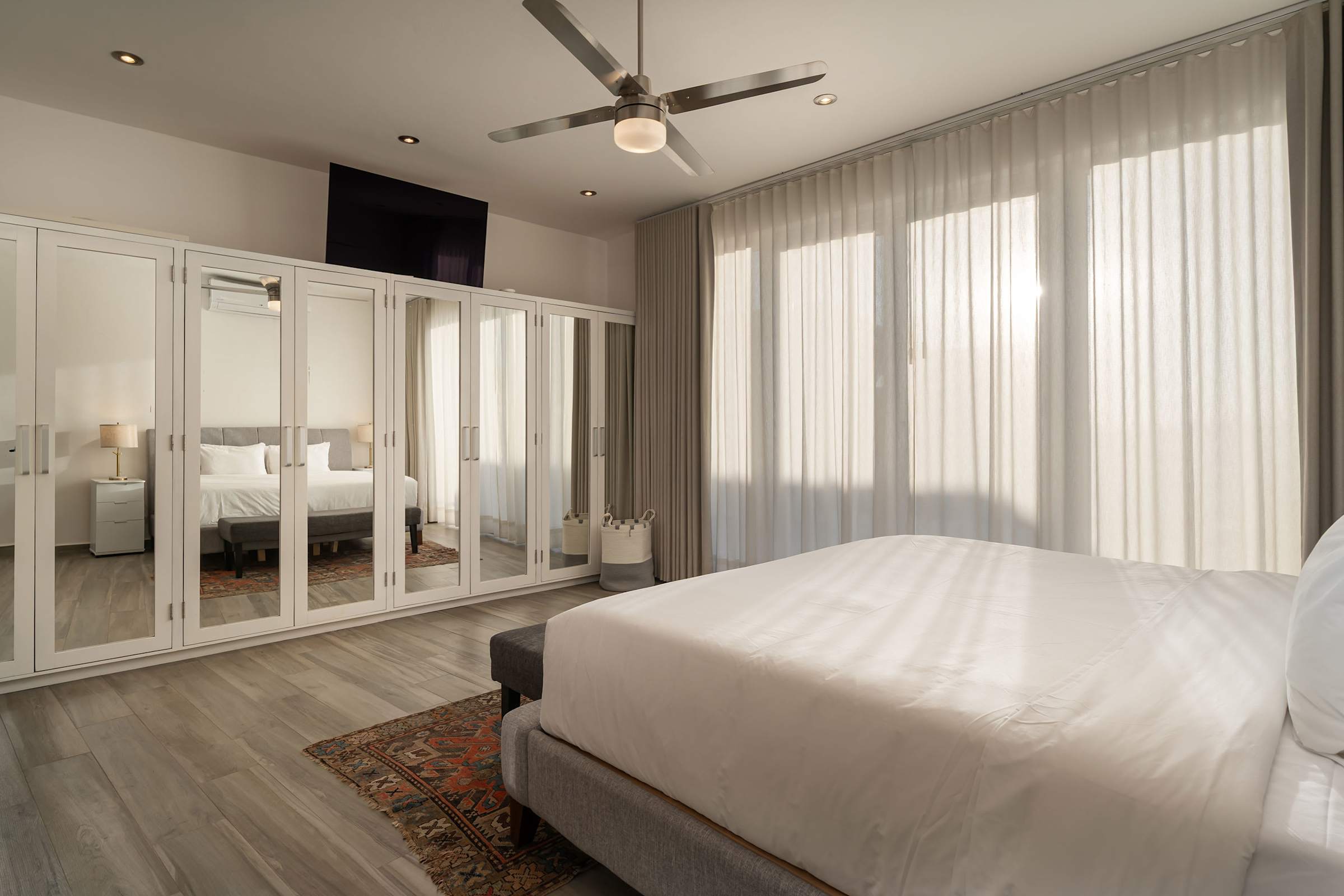 Casa Blanca, 2BR Modern Home with Rooftop Views 16