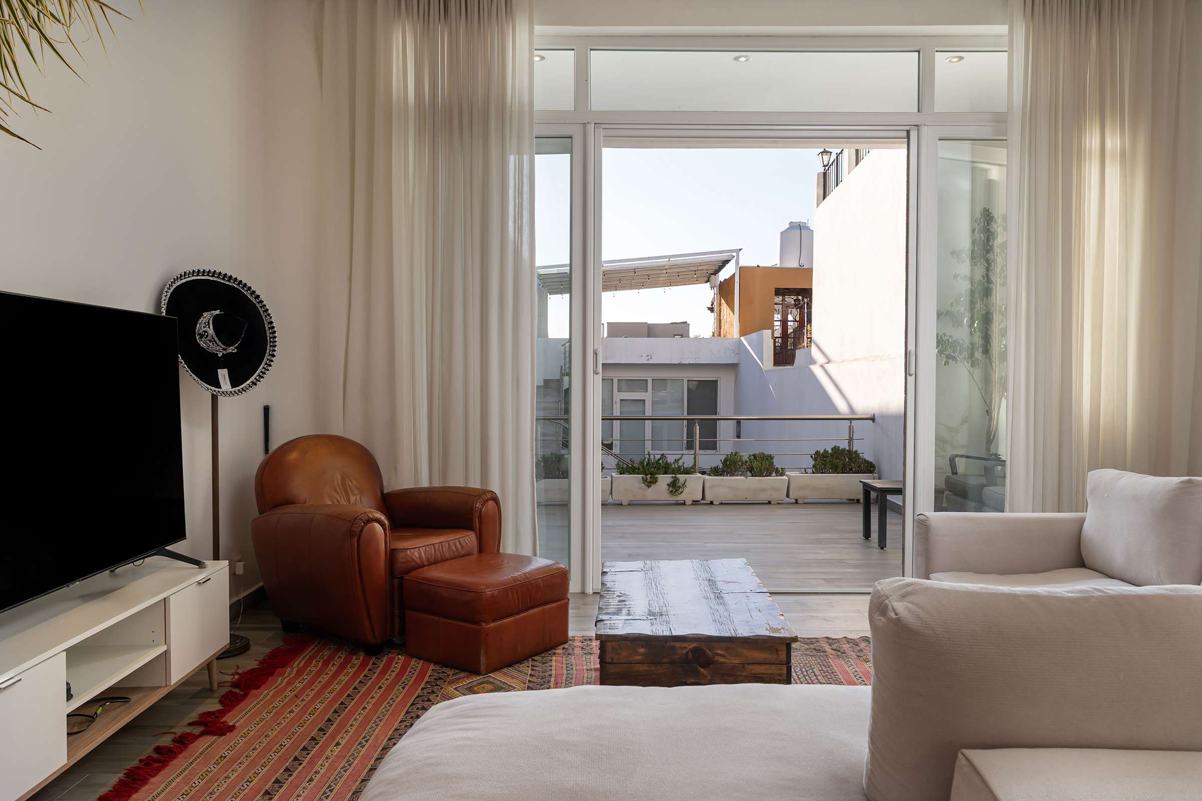 Casa Blanca, 2BR Modern Home with Rooftop Views 11