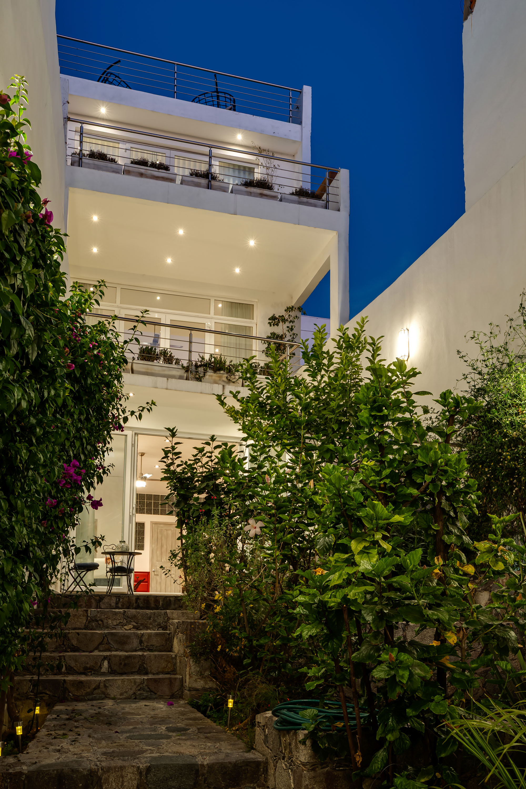 Casa Blanca, 2BR Modern Home with Rooftop Views 34
