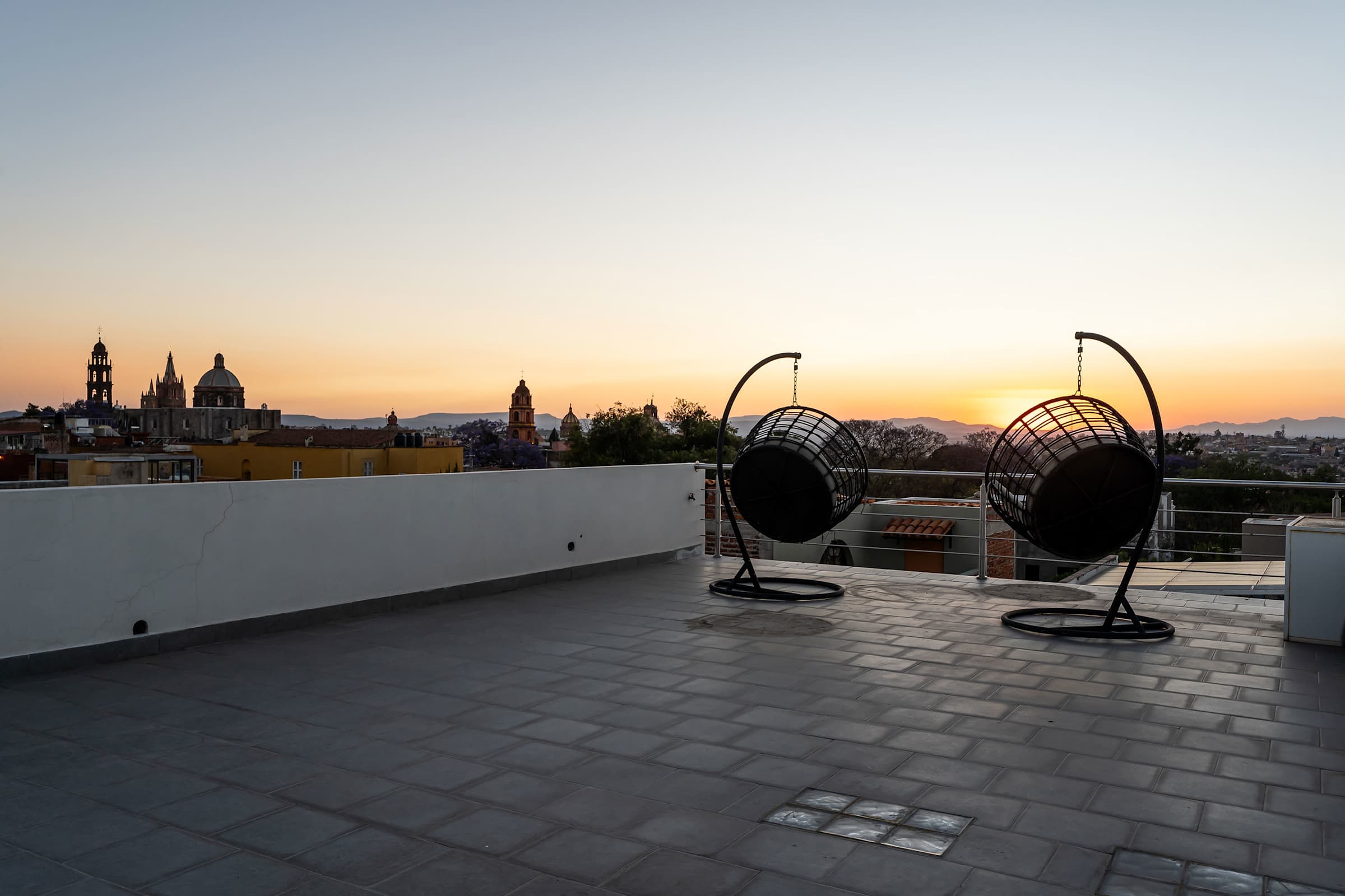Casa Blanca, 2BR Modern Home with Rooftop Views 32