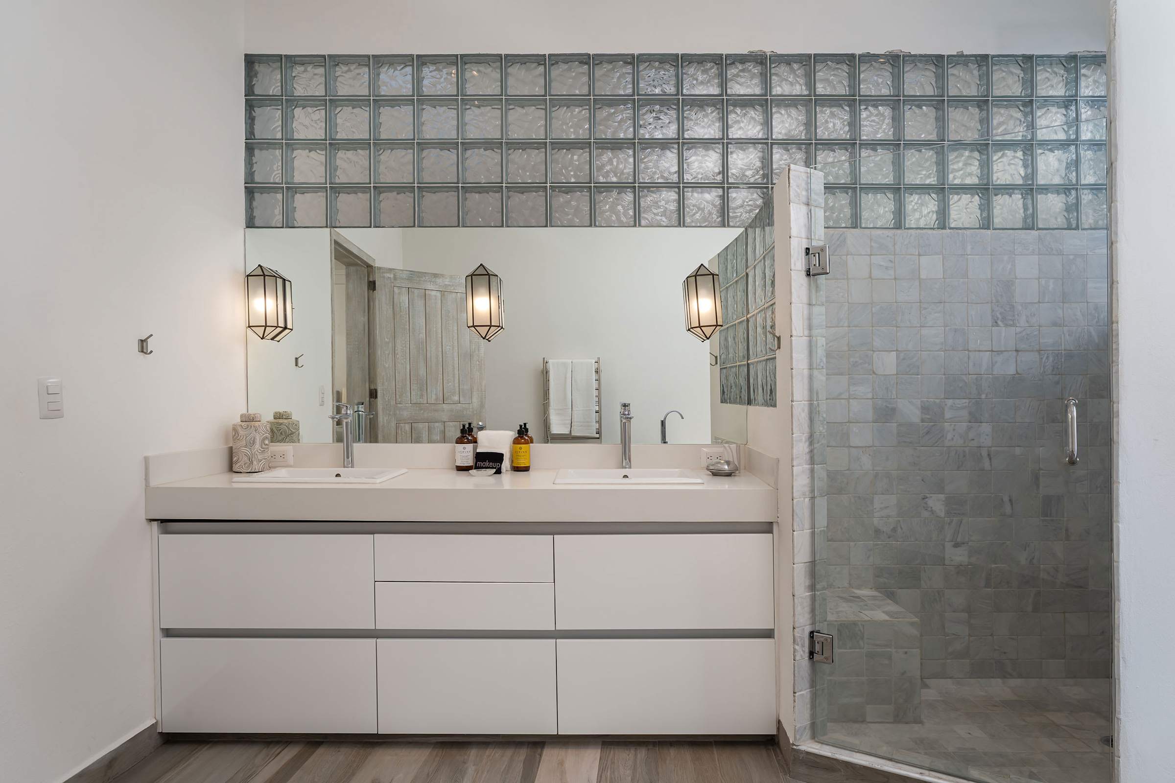 Casa Blanca, 2BR Modern Home with Rooftop Views 17