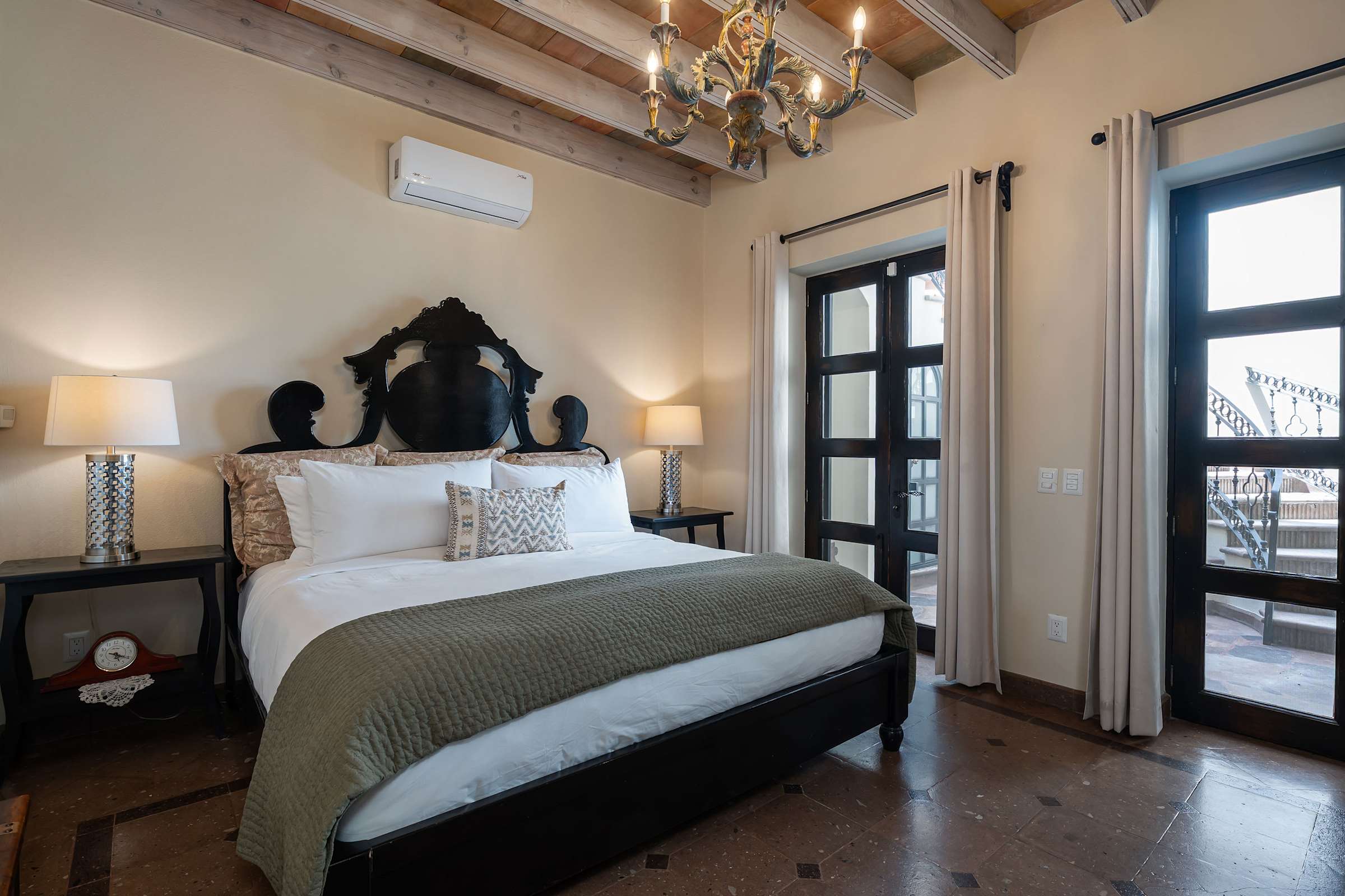 Casa Elegante, 3BR Modern Retreat in Centro 14
