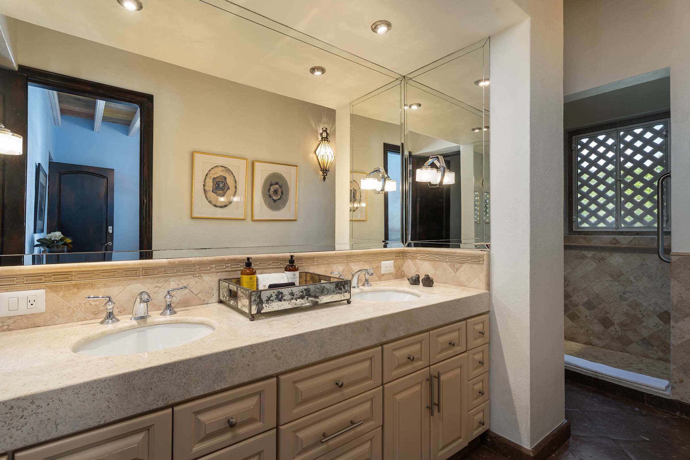 Casa Elegante, 3BR Modern Retreat in Centro 23