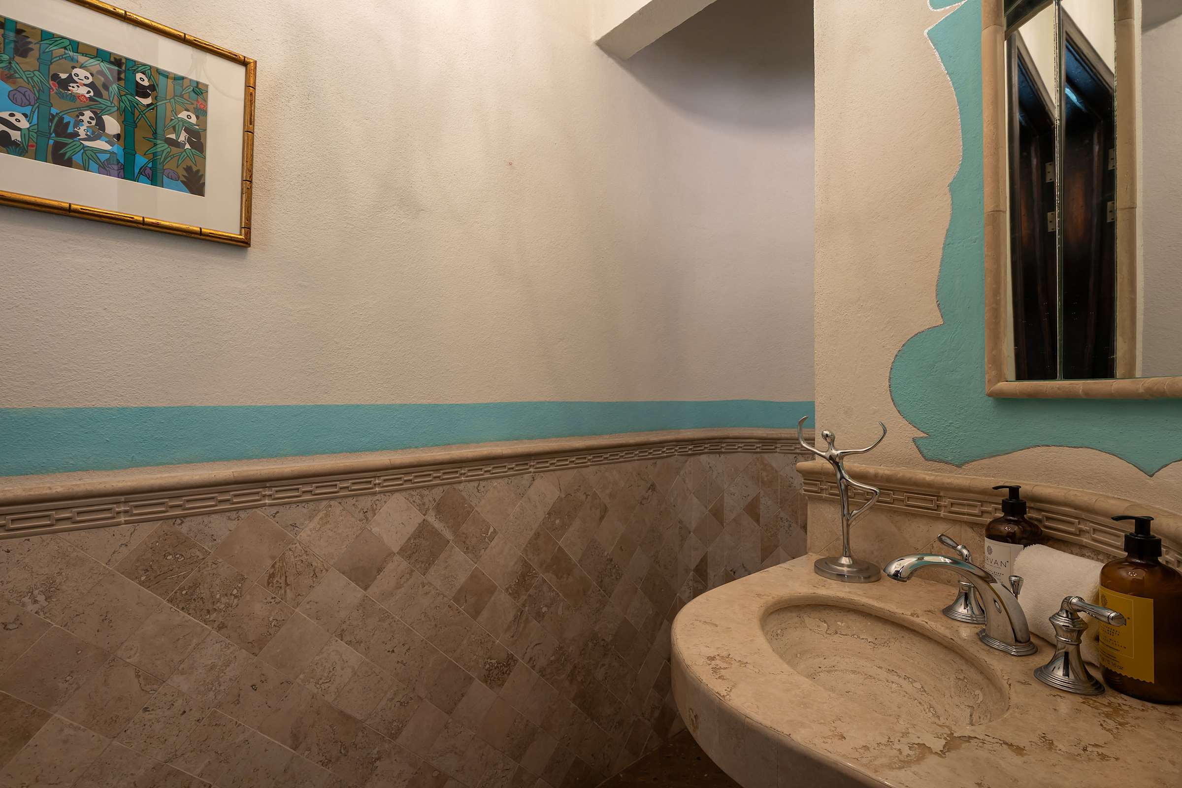 Casa Elegante, 3BR Modern Retreat in Centro 33