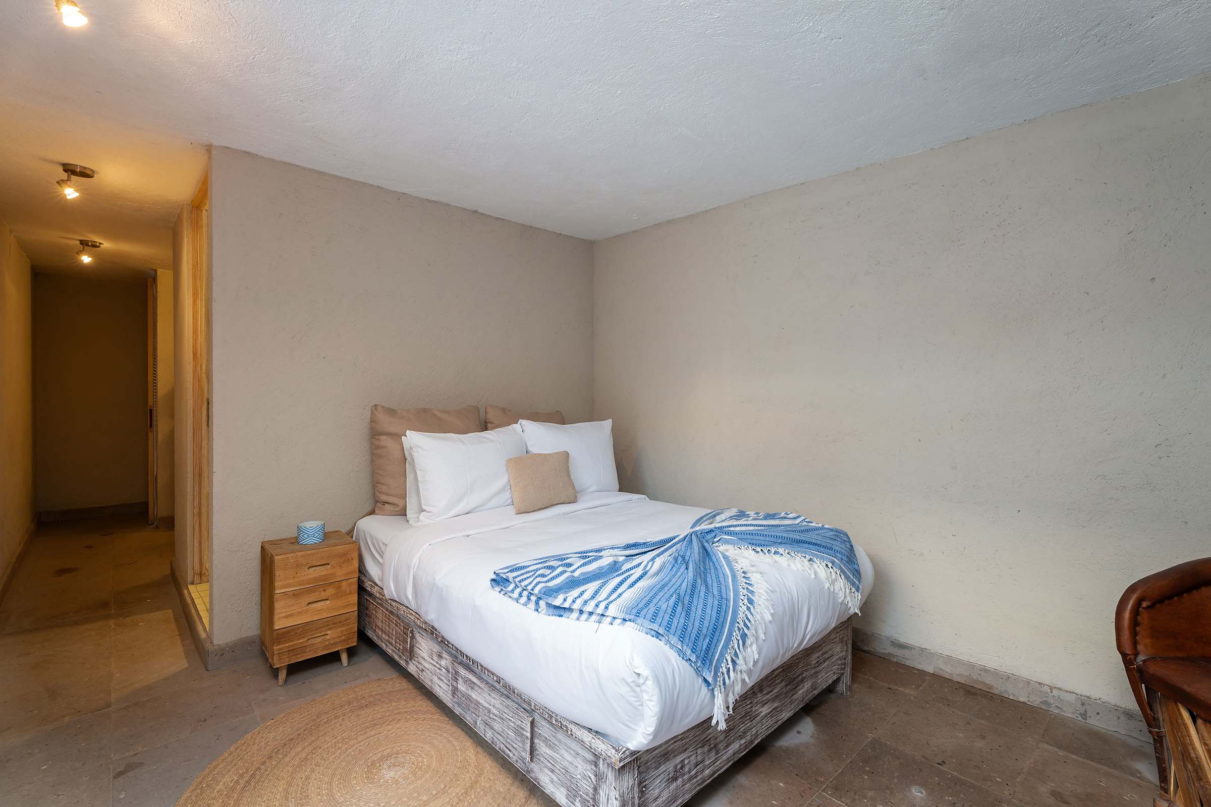 Service room with bed for additional guest.