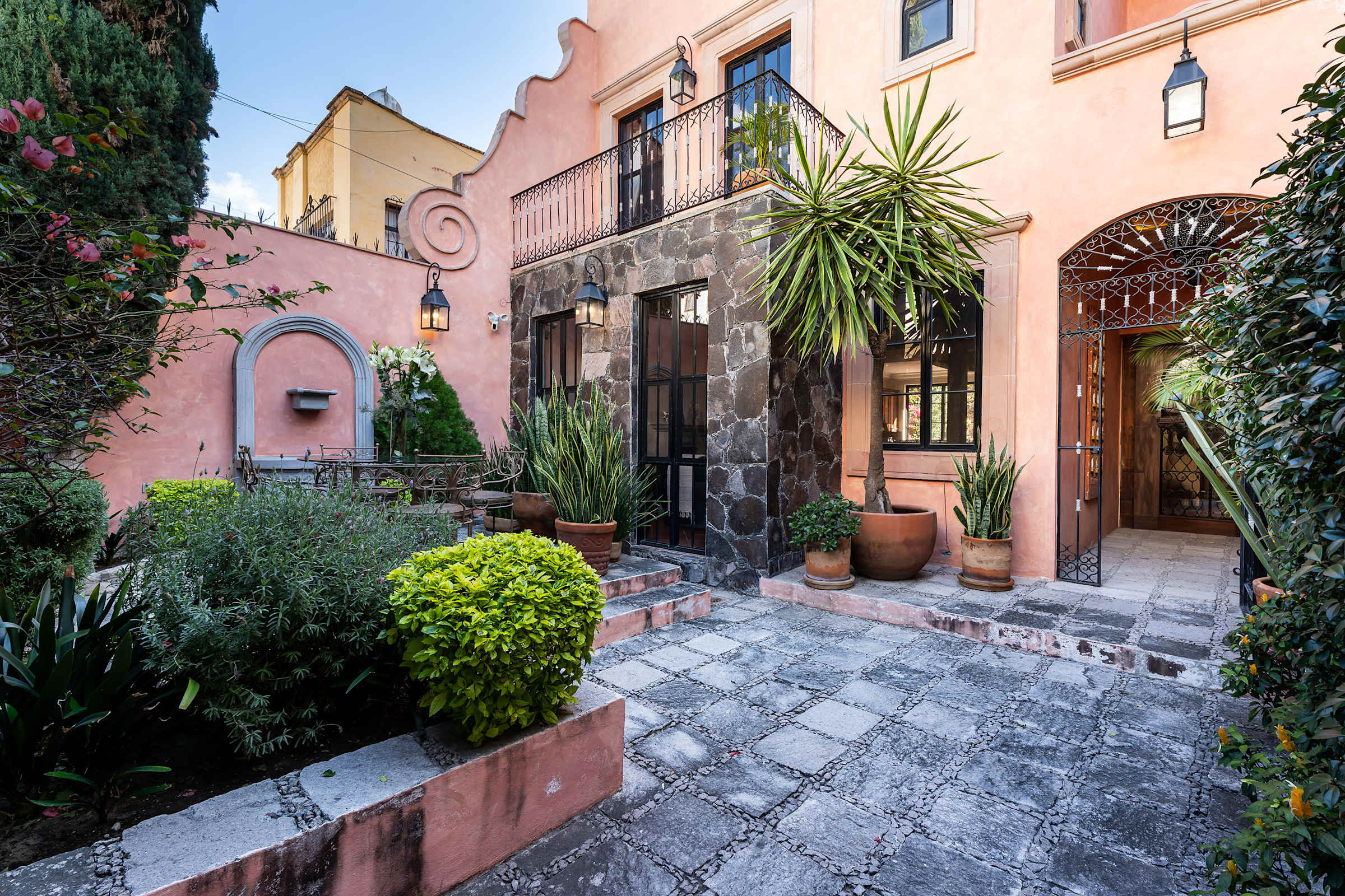 3BR Guadalupe Home with Rooftop & Elevator, Flat Walk to Centro 1
