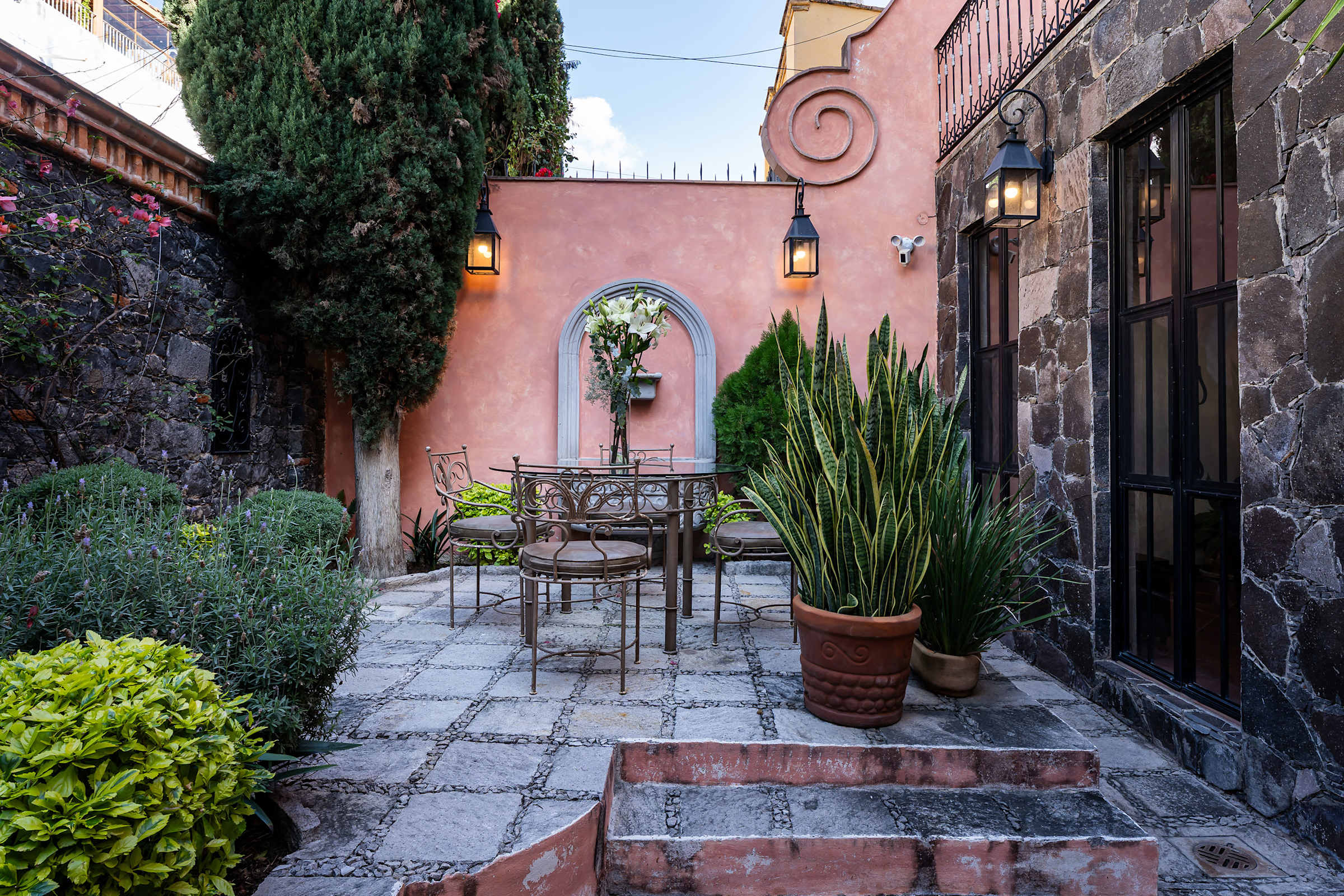 3BR Guadalupe Home with Rooftop & Elevator, Flat Walk to Centro 27