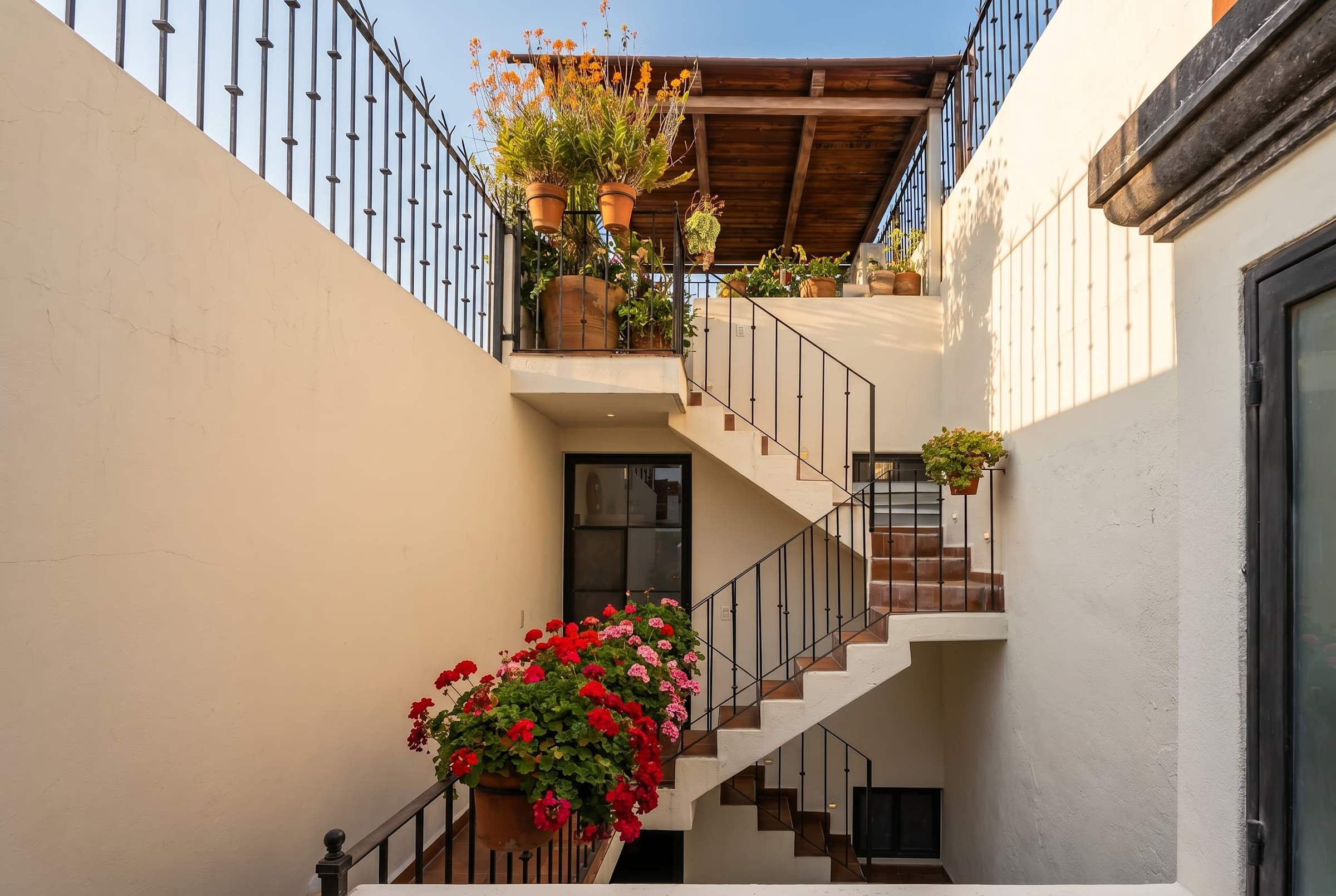 Casa Laura, Architectural Gem w/ Rooftop Views 16