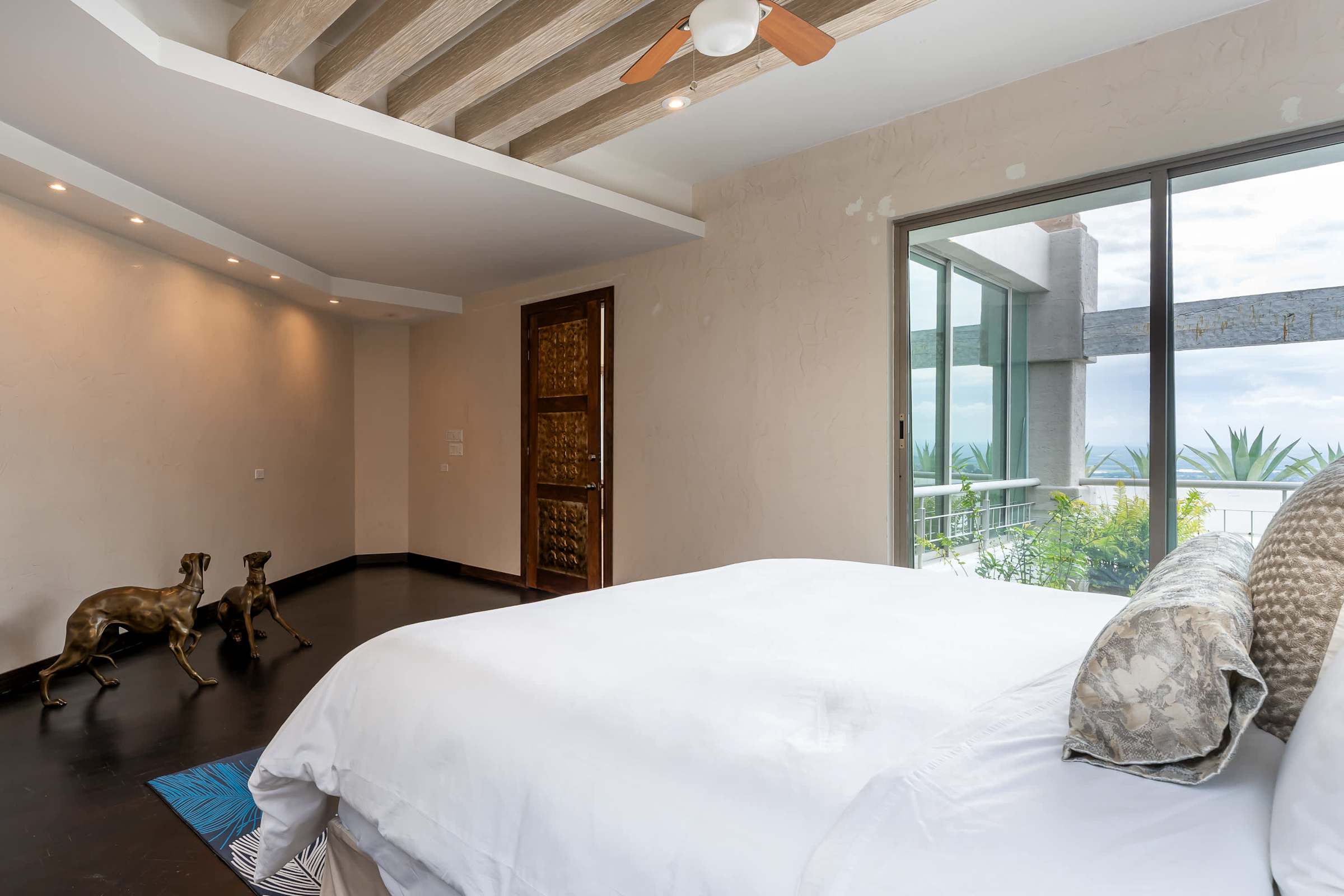 Guest suite king bed with city views