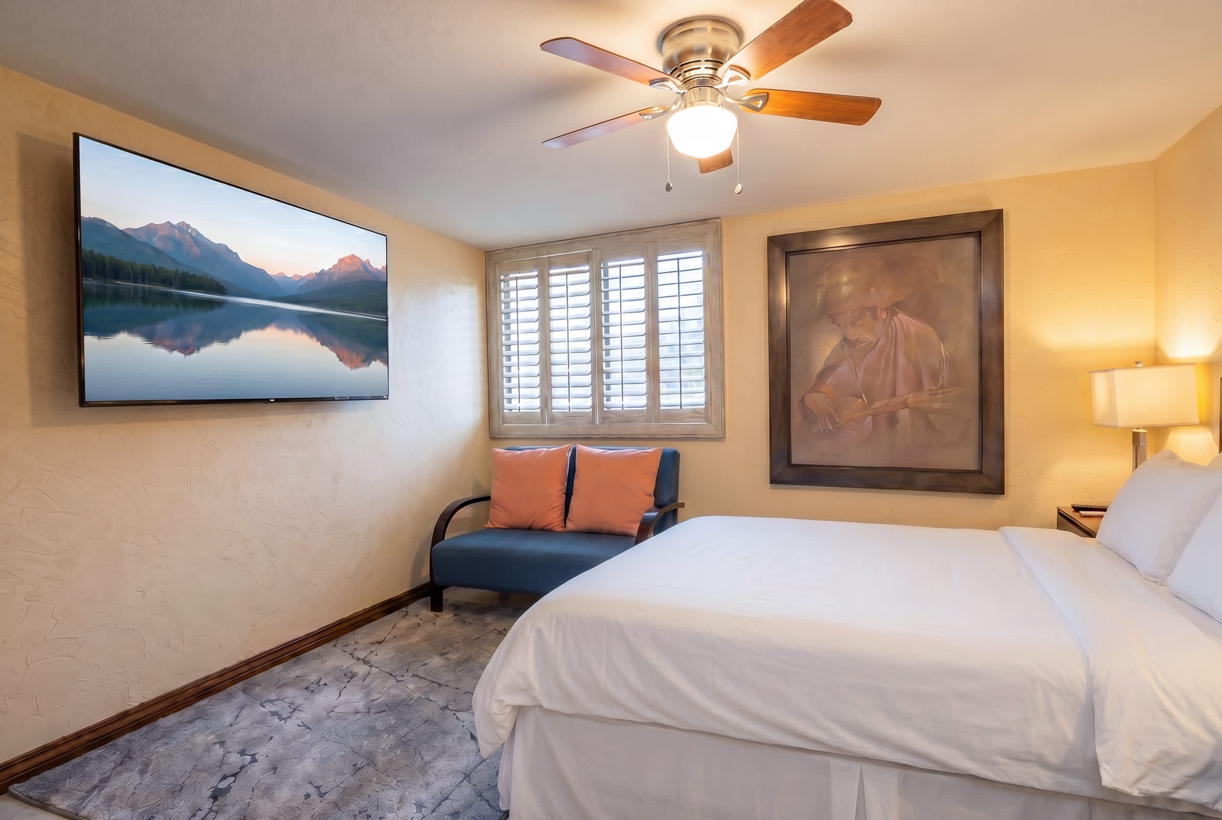 Additional guest bedroom with with double bed & TV