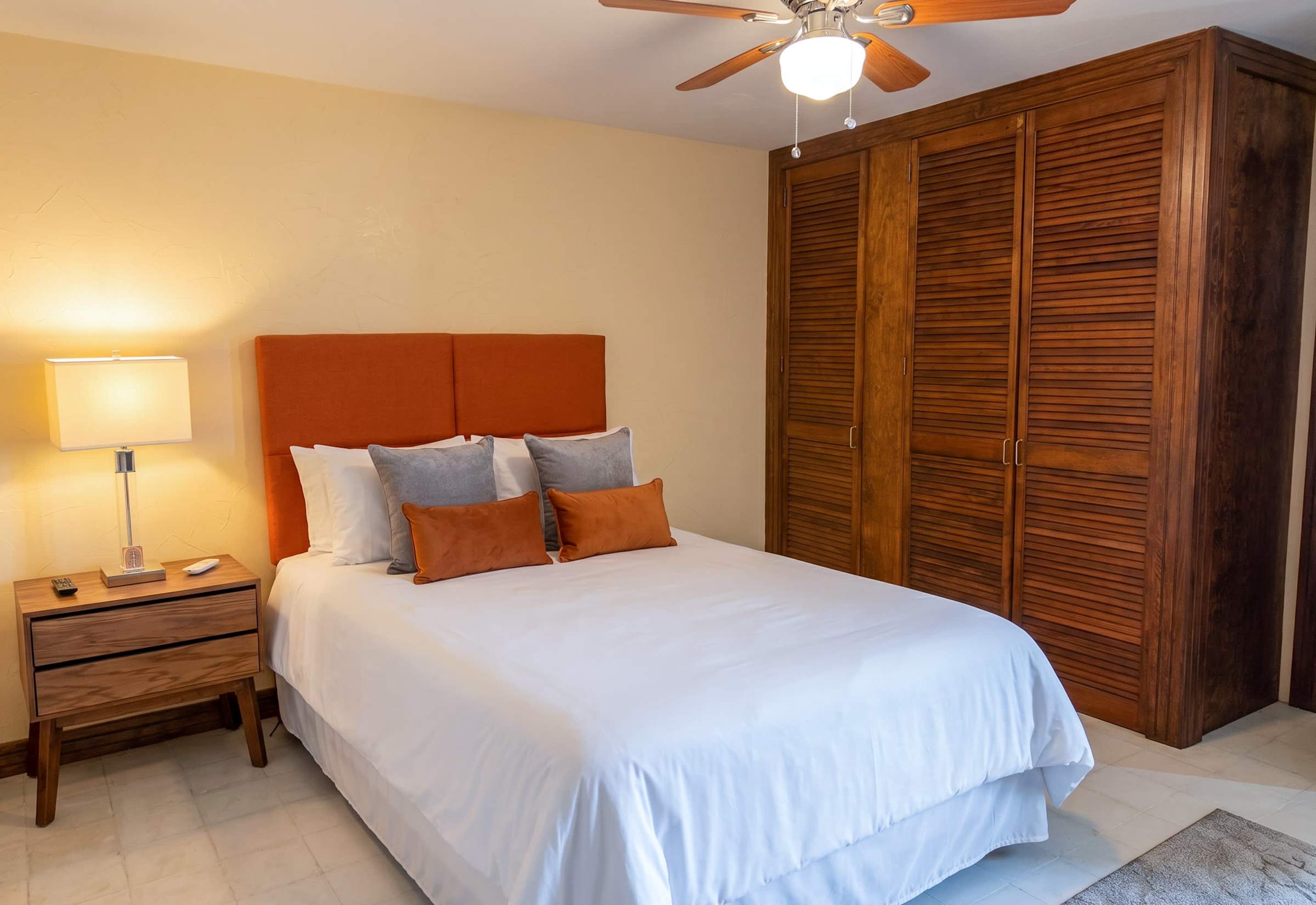 Additional guest bedroom with with double bed and a private ensuite bathroom