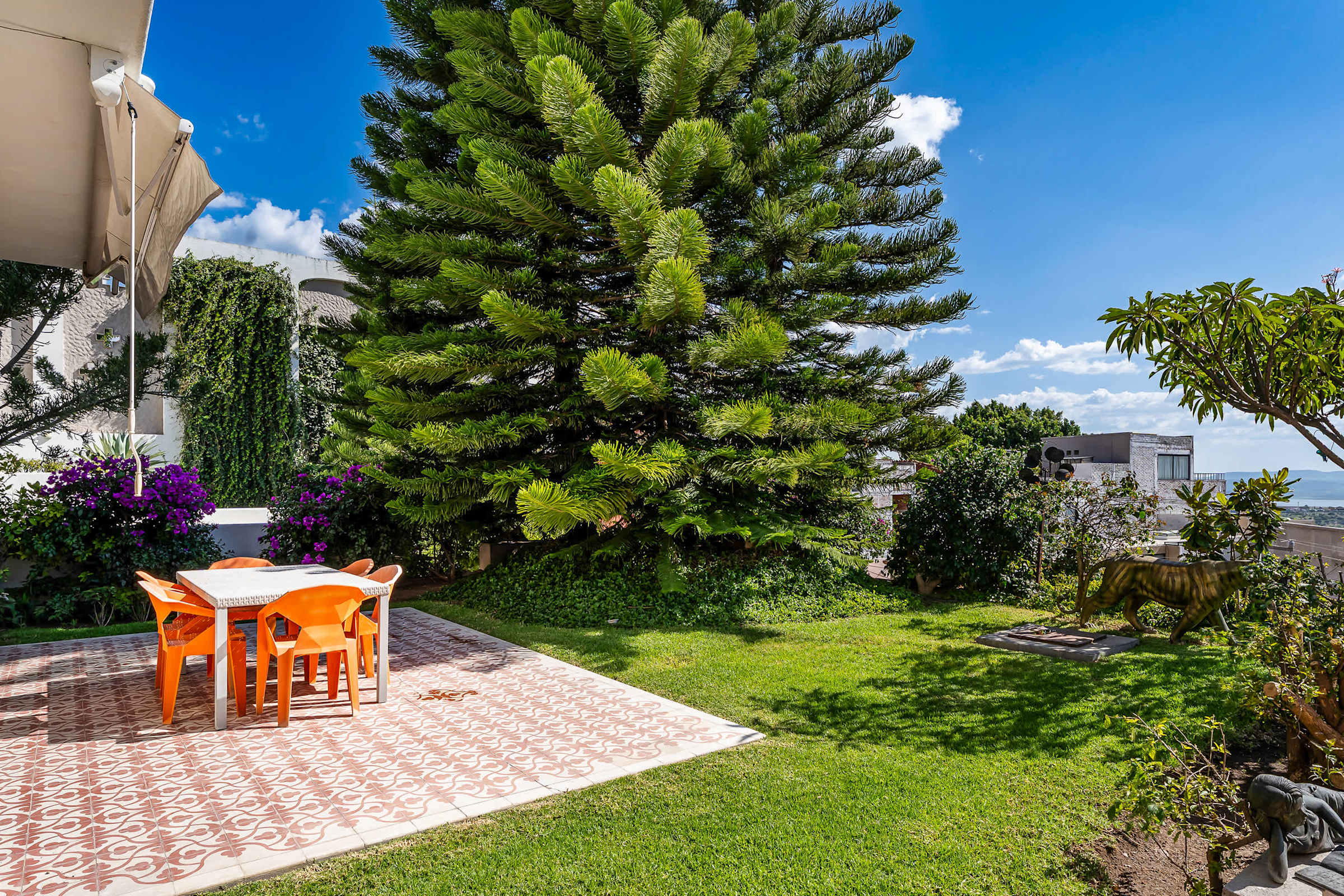 Outdoor patio that extends off of the dining room for additional dining