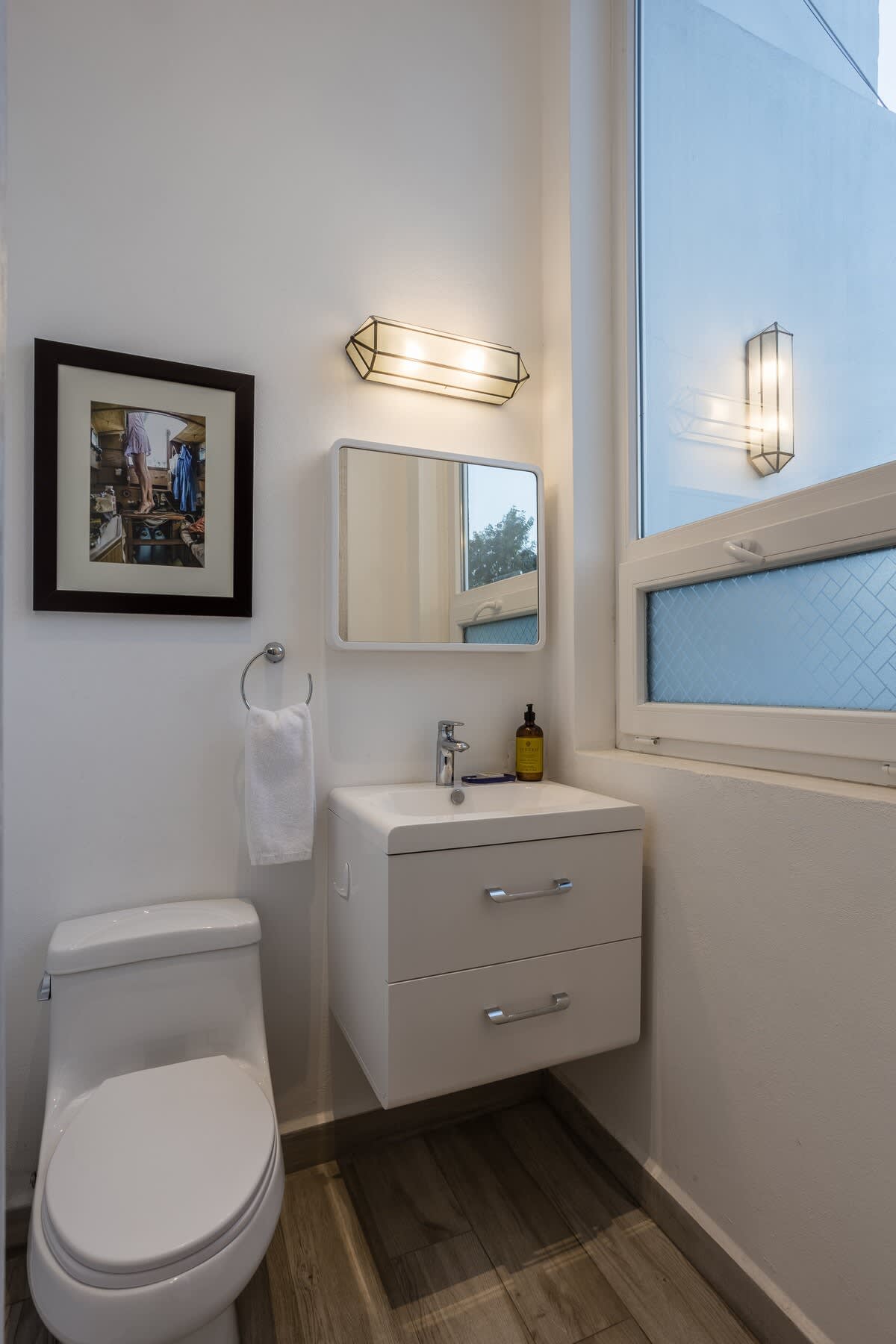 Casa Blanca, 2BR Modern Home with Rooftop Views · photo 35