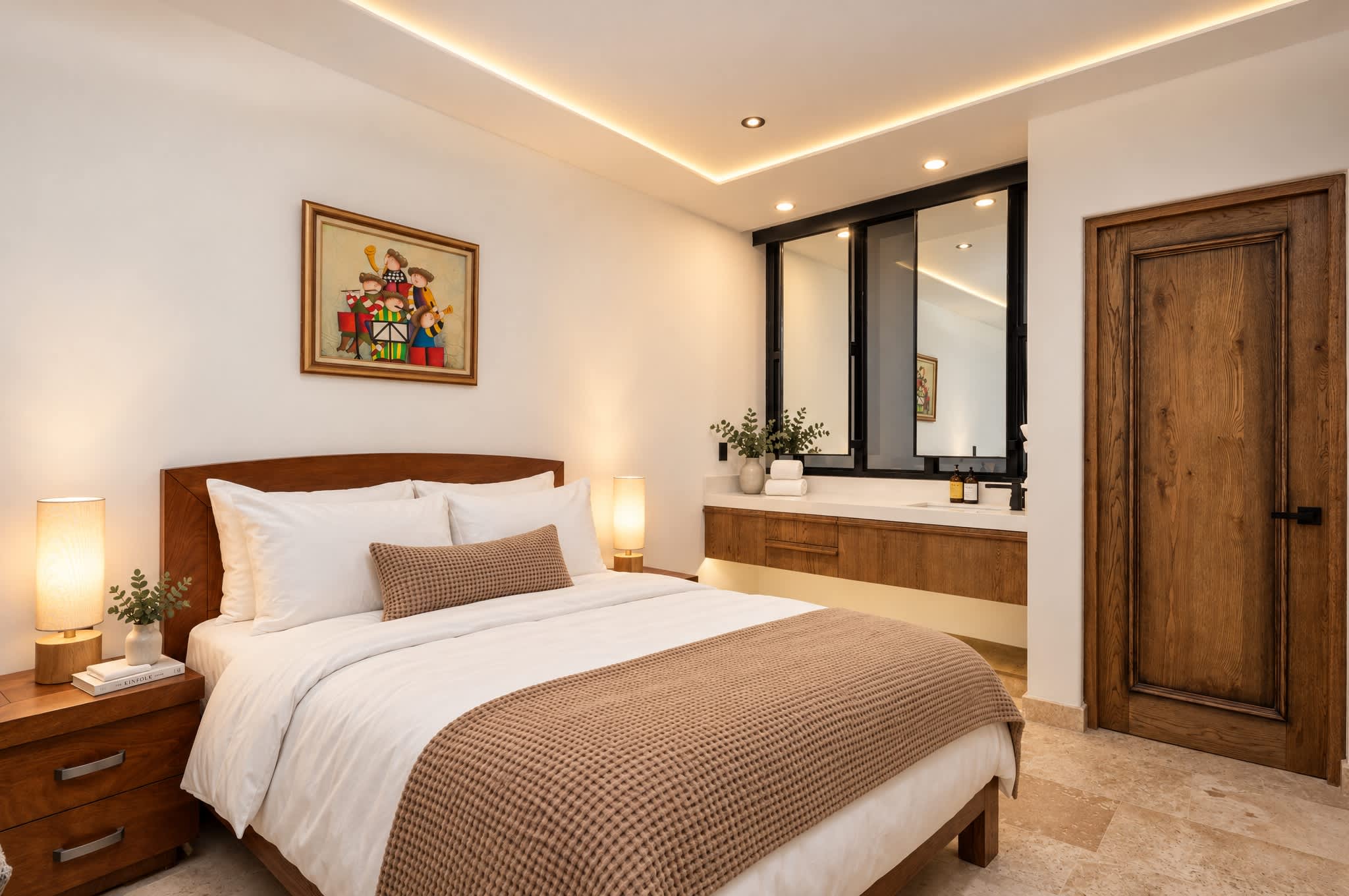 Recámara con cama queen, cabecera de madera y espejo de tocador con marco negro