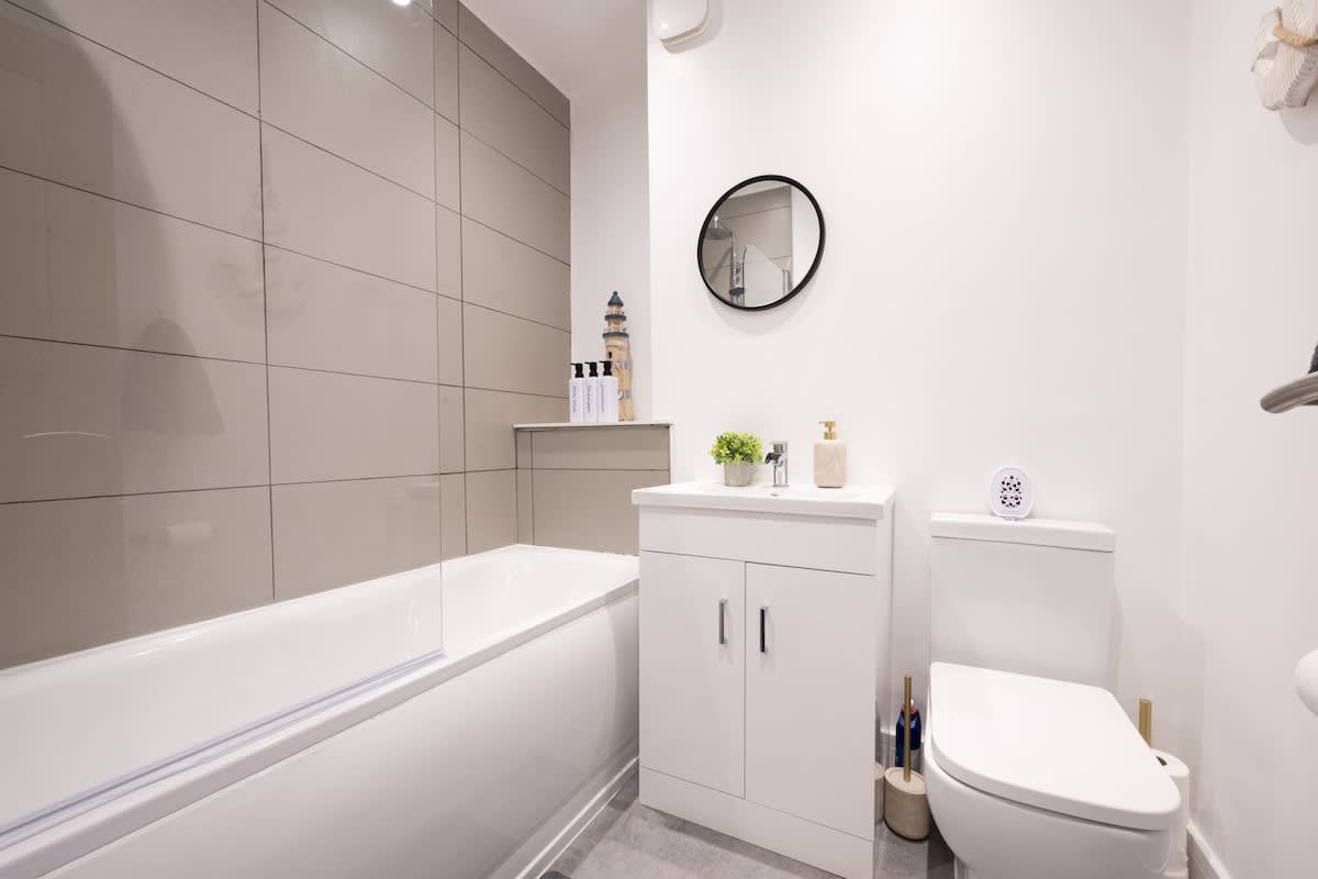 Bathroom with bodywash, shampoo and conditioner provided