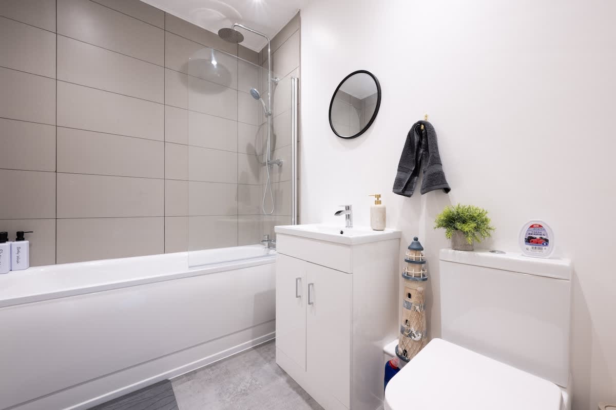 Spacious Bathroom 