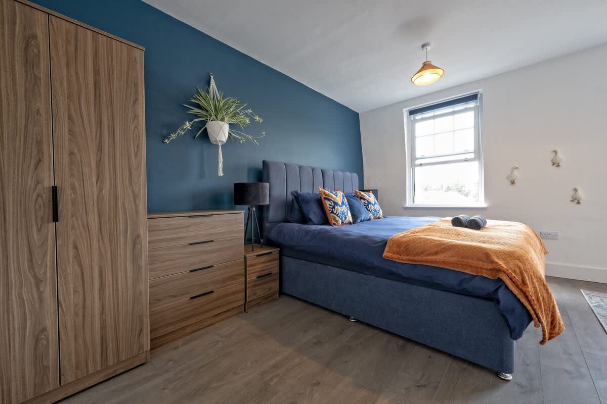 Spacious Bedroom 