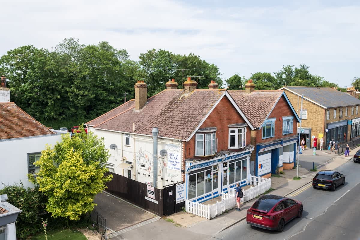 Easy Access to Co-op 15 second walk 