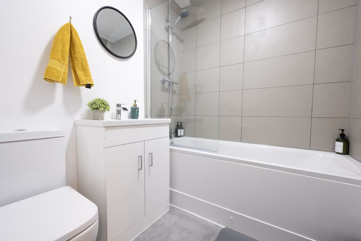 Main Bathroom with Body Wash, Shampoo and  Conditoner 