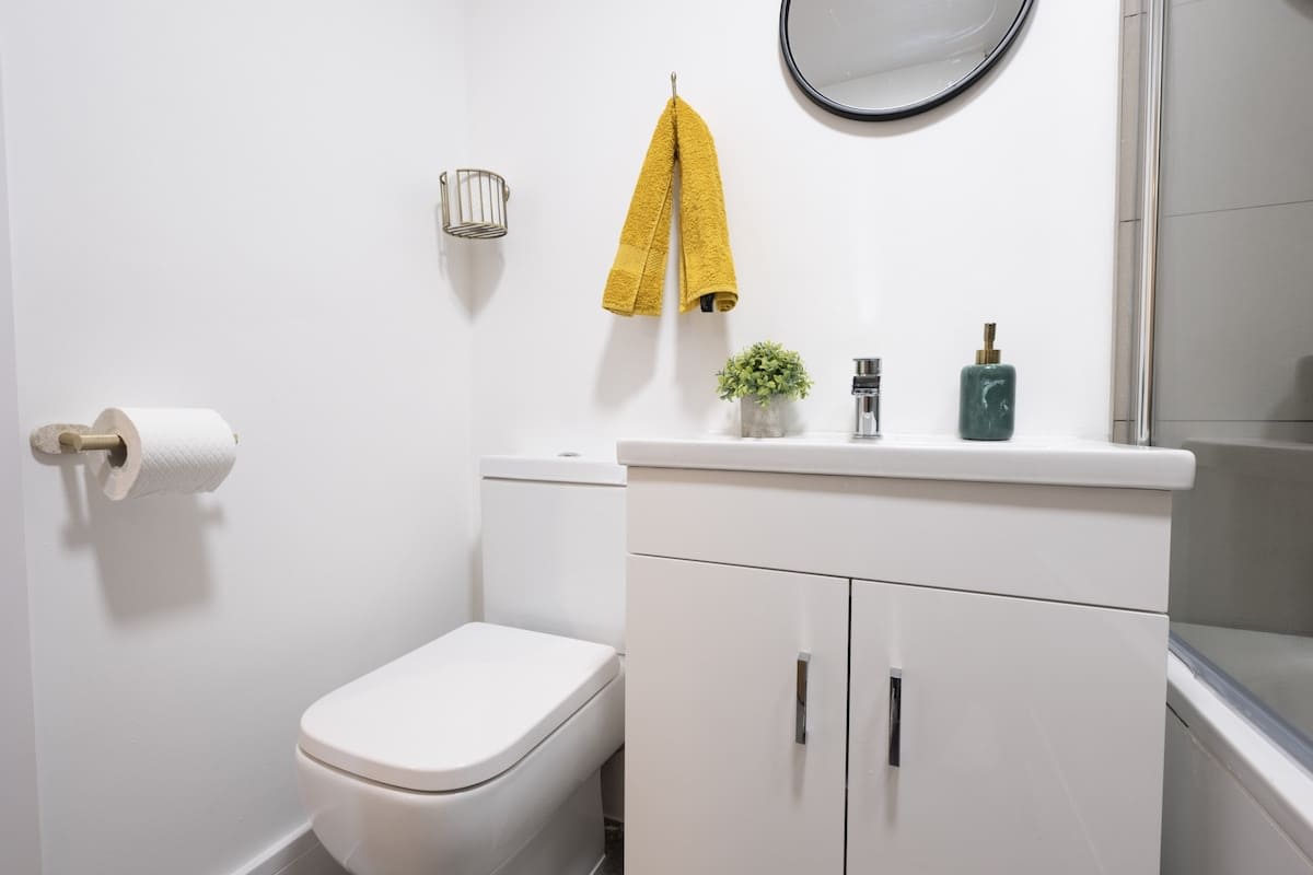 Main Bathroom 