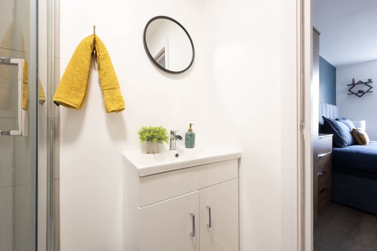 Master Bedroom En-Suite toilet, vanity and storage