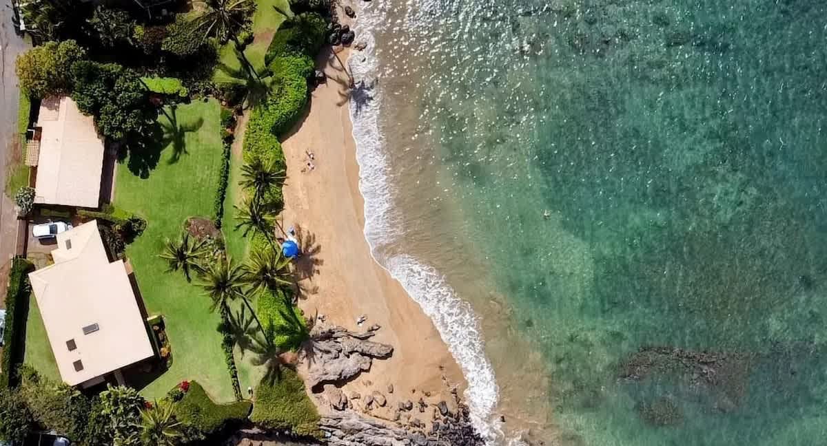 Beach front Honu Cottage – Honu cottage is located to the right! Direct access to the beach and ocean!