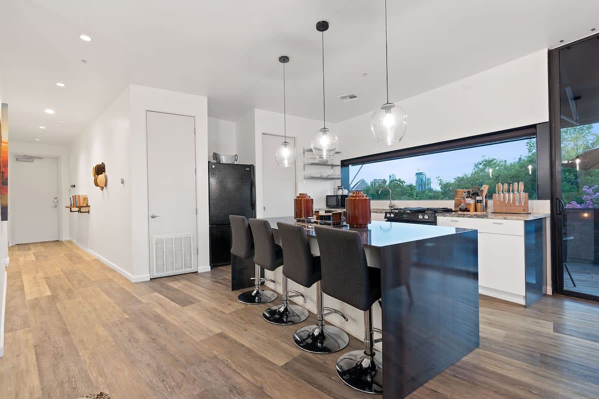 Designer Penthouse Suite, East Downtown Austin 15