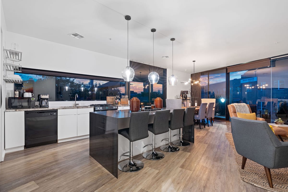 Designer Penthouse Suite, East Downtown Austin 16