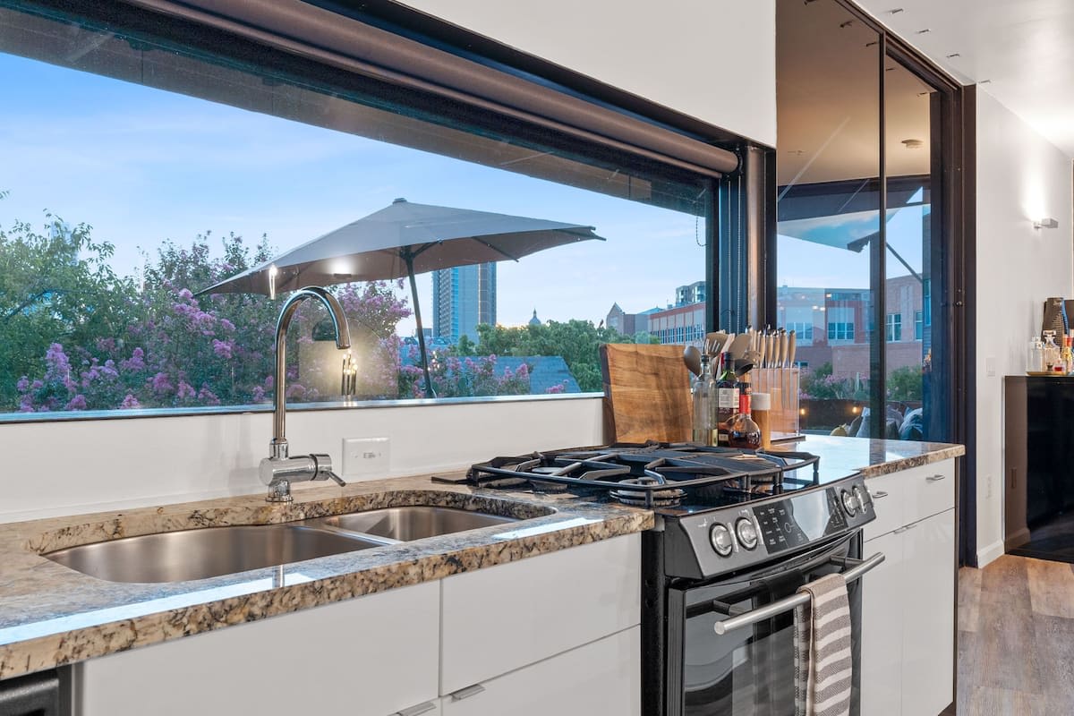 Designer Penthouse Suite, East Downtown Austin 27