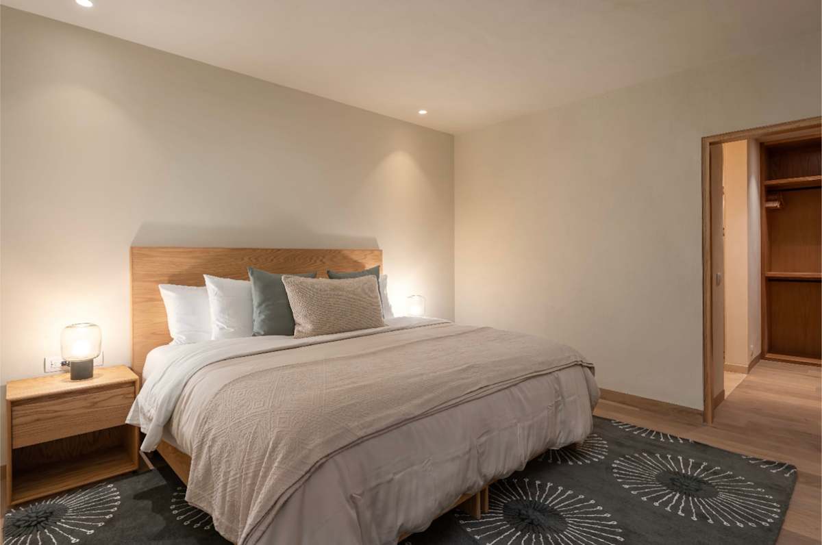 King-size Bedroom