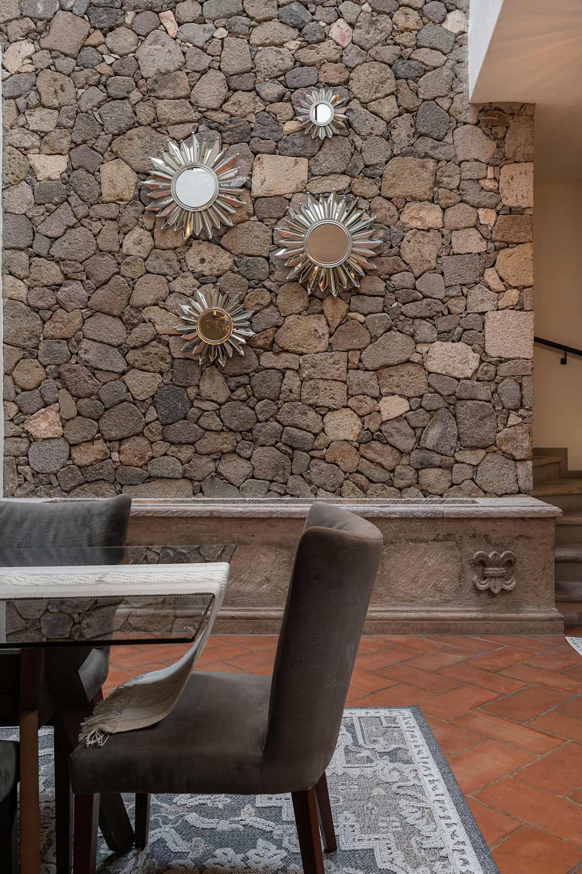 Indoor water fountain feature