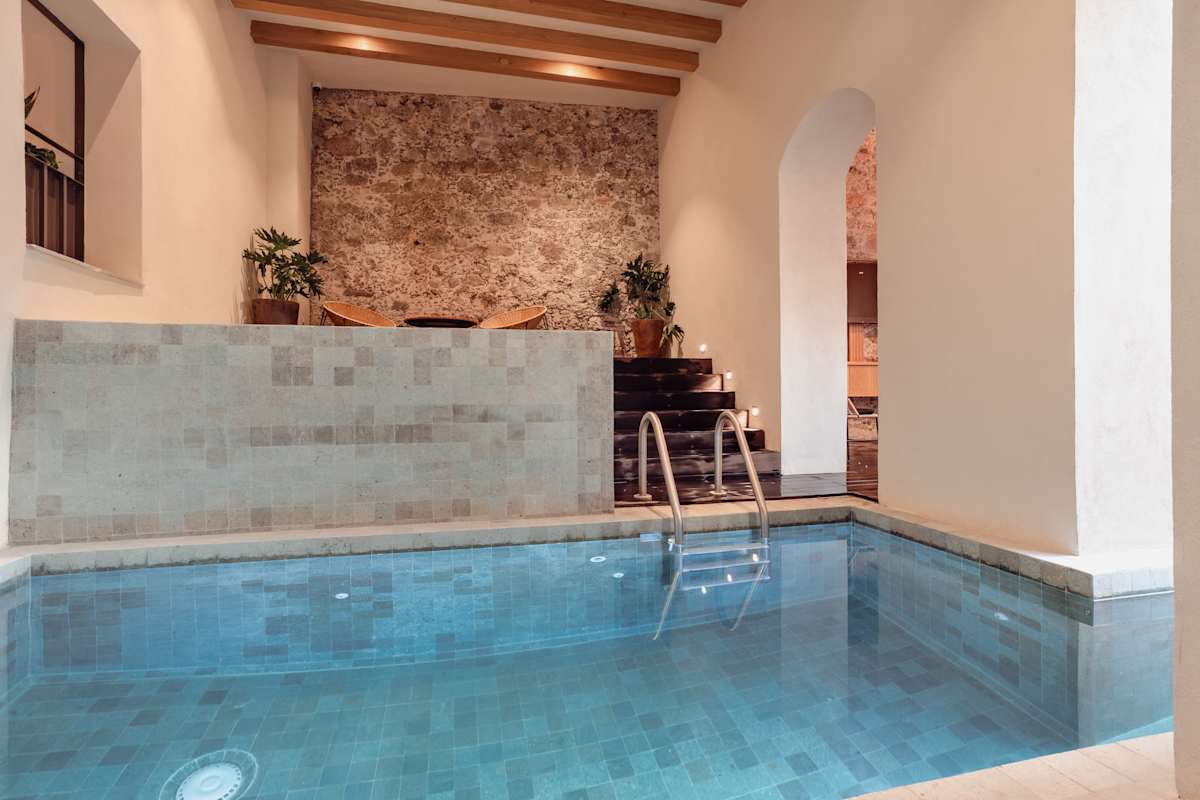 Pool & Jacuzzi