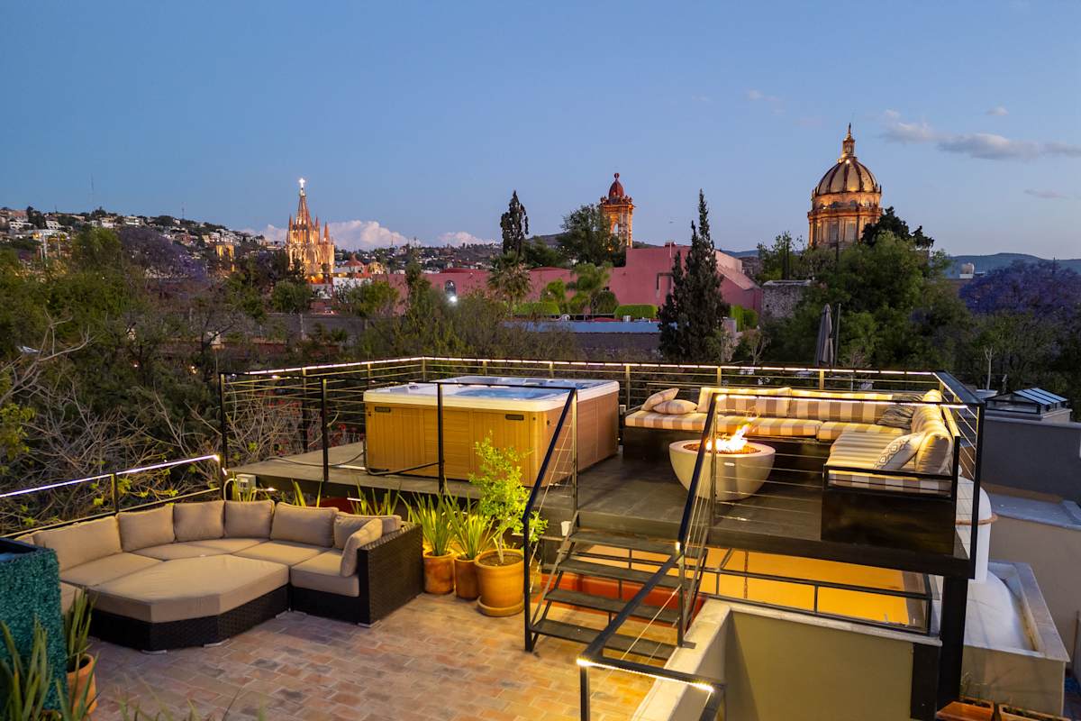 Casa Cielo 4 Story Luxury with Rooftop Hot Tub +AC · photo 1