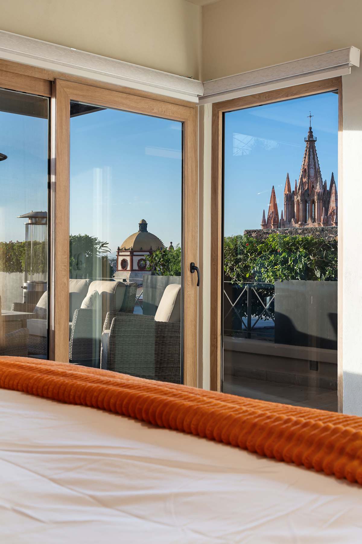 Le Cottage 2BR Penthouse with Parroquia Views 15