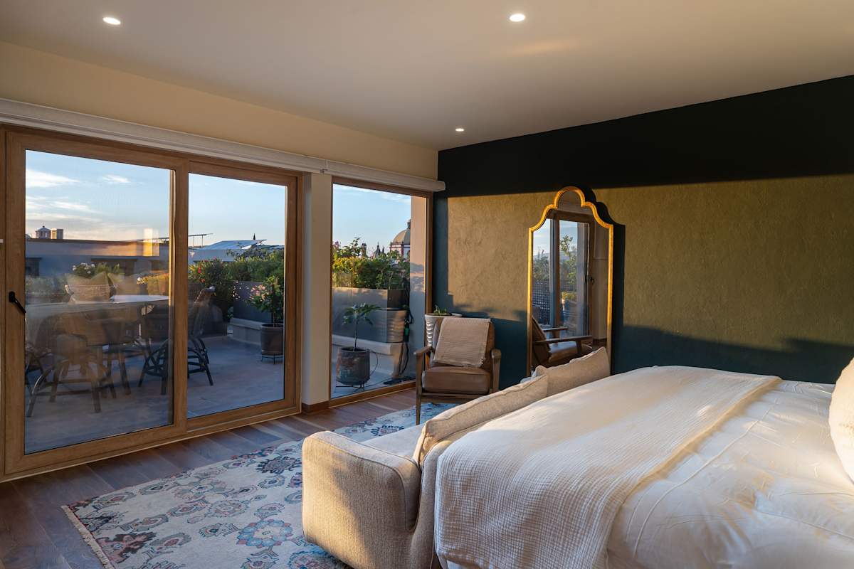 Le Cottage 2BR Penthouse with Parroquia Views 18