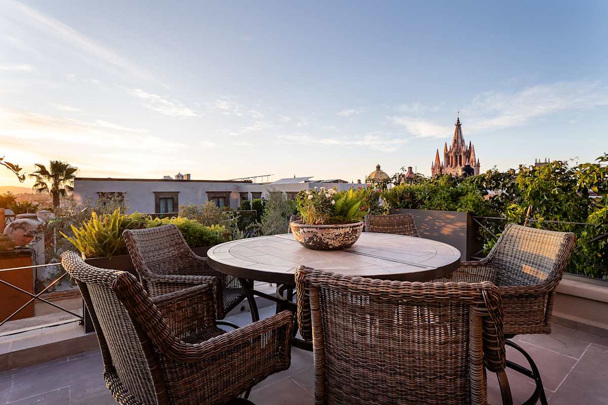 Le Cottage 2BR Penthouse with Parroquia Views 4