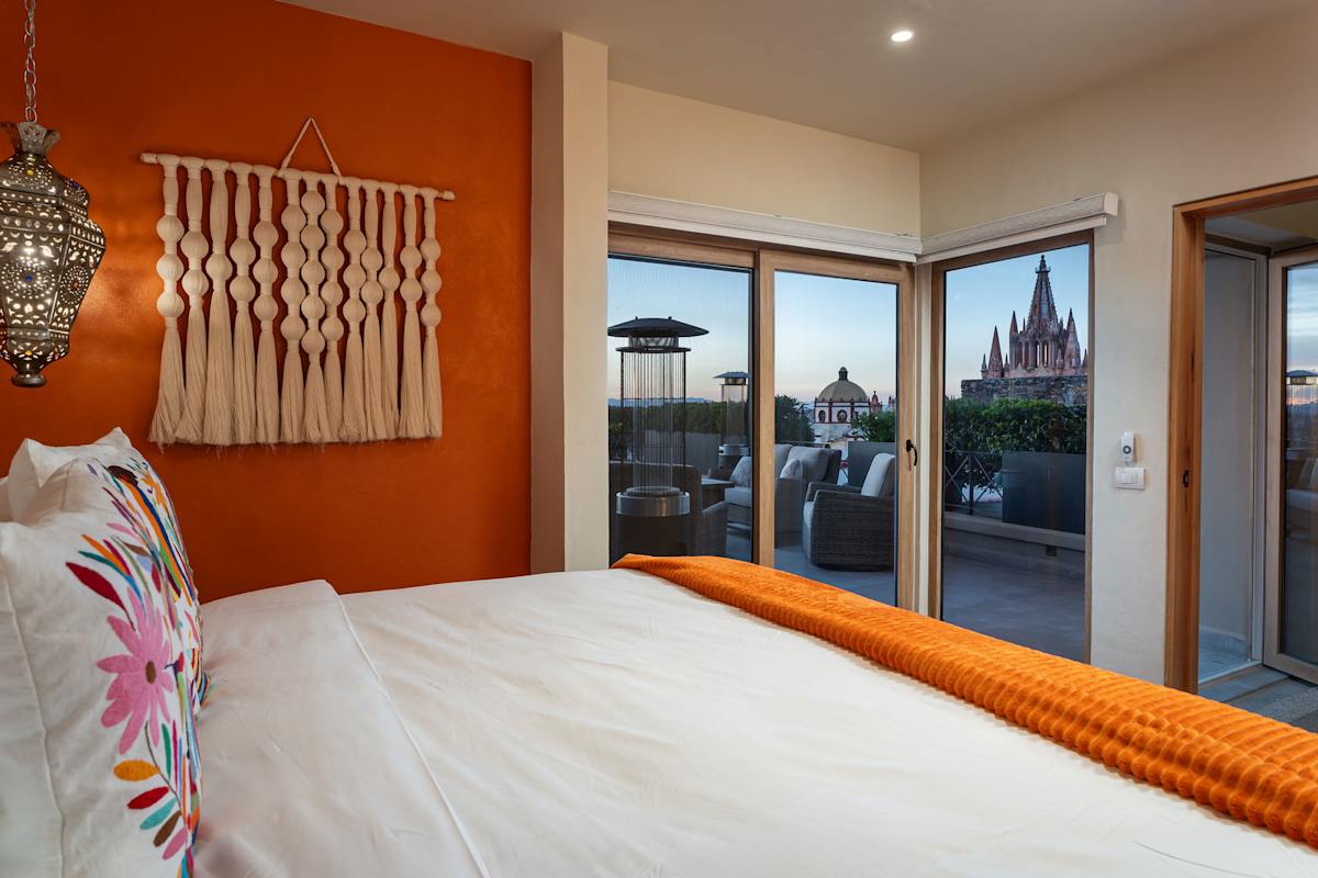 Le Cottage 2BR Penthouse with Parroquia Views 2
