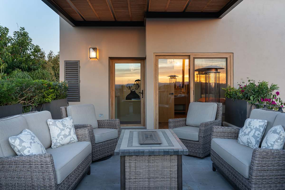 Le Cottage 2BR Penthouse with Parroquia Views 23
