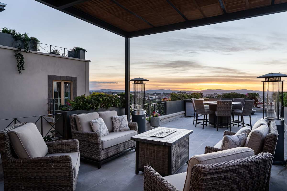 Le Cottage 2BR Penthouse with Parroquia Views 24