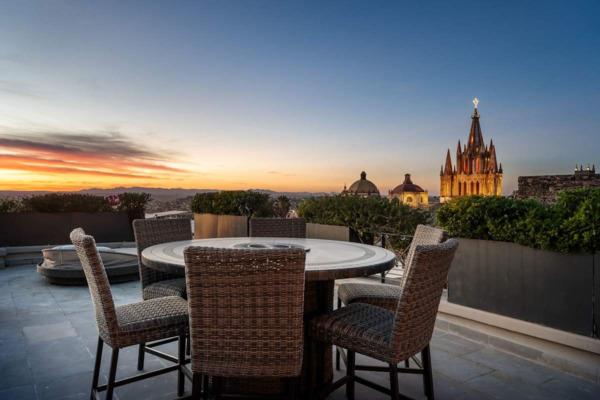 Le Cottage 2BR Penthouse with Parroquia Views 26