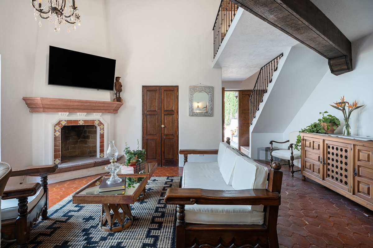 Casa Pedro Vargas: 6BR Estate w/ Hot Tub & Modern Comforts 30