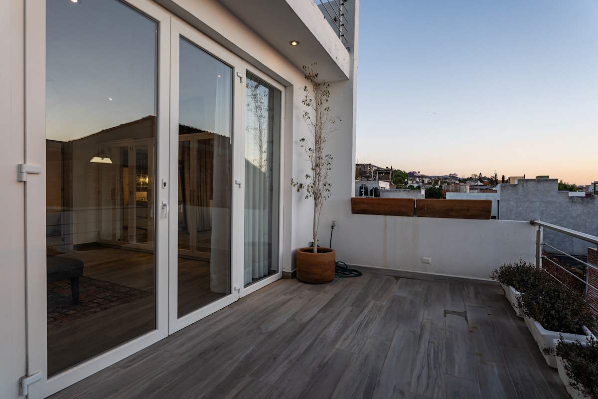 Casa Blanca, 2BR Modern Home with Rooftop Views 15