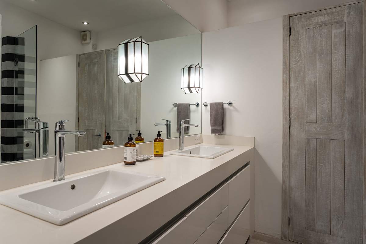 Casa Blanca, 2BR Modern Home with Rooftop Views 27