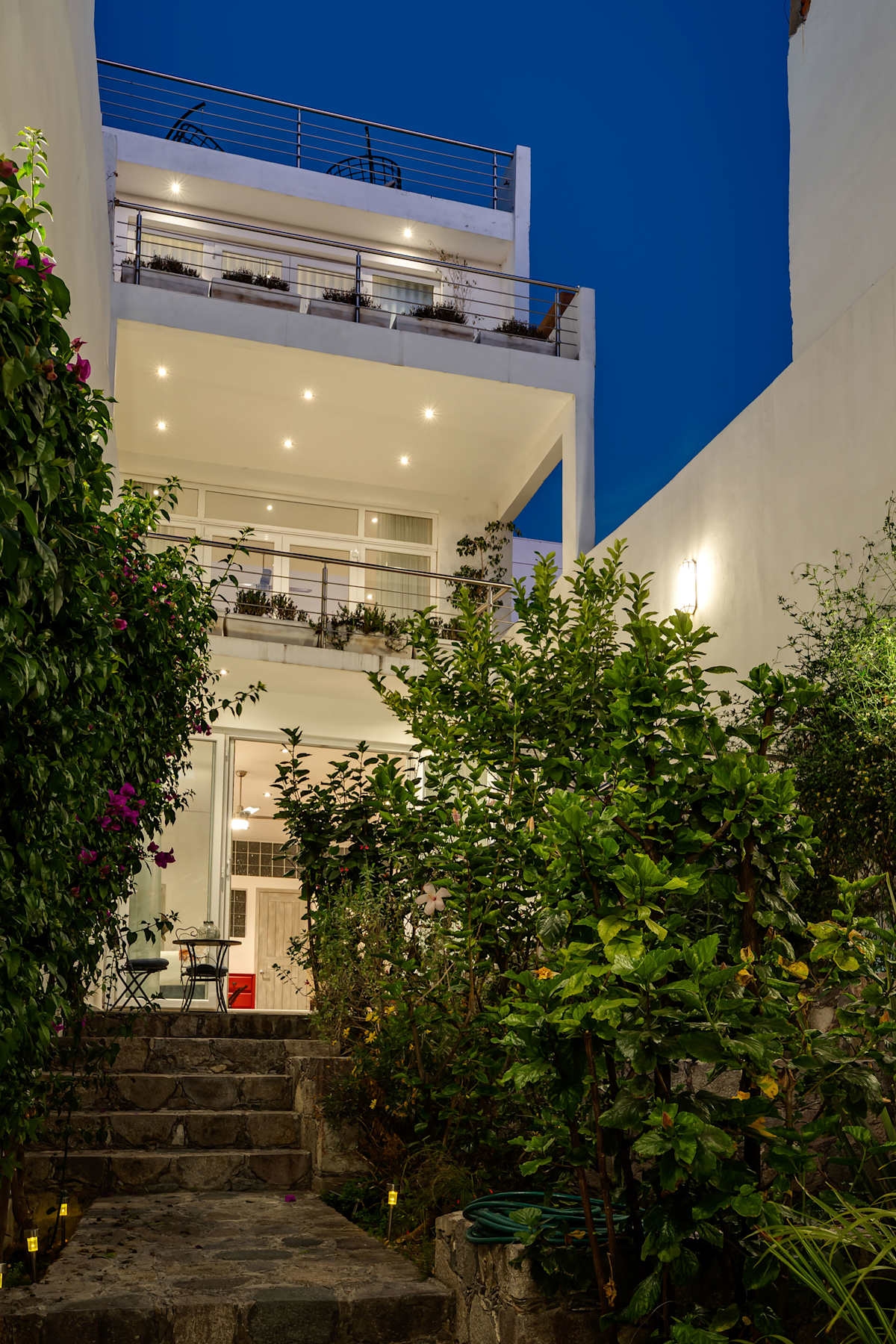 Casa Blanca, 2BR Modern Home with Rooftop Views 34