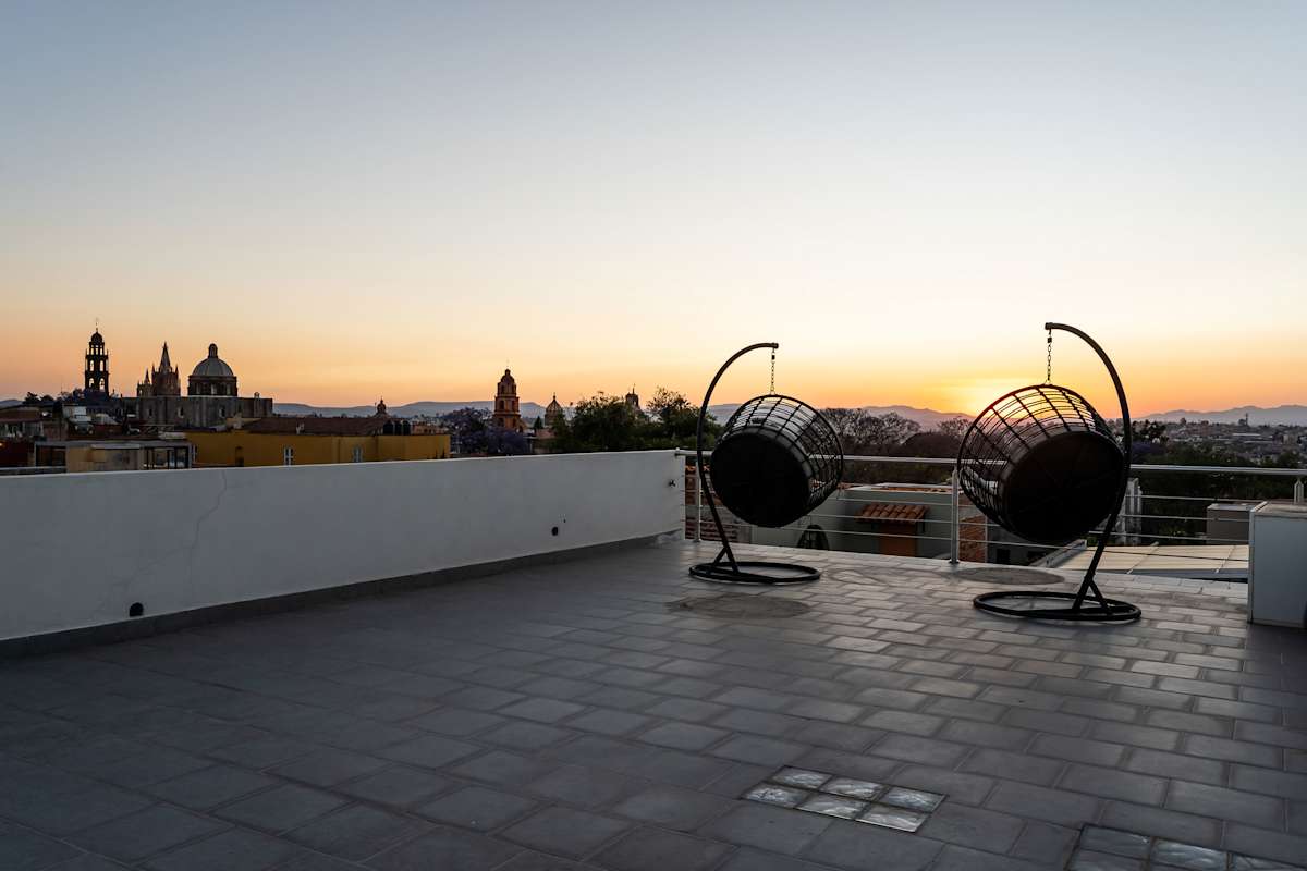 Casa Blanca, 2BR Modern Home with Rooftop Views 32