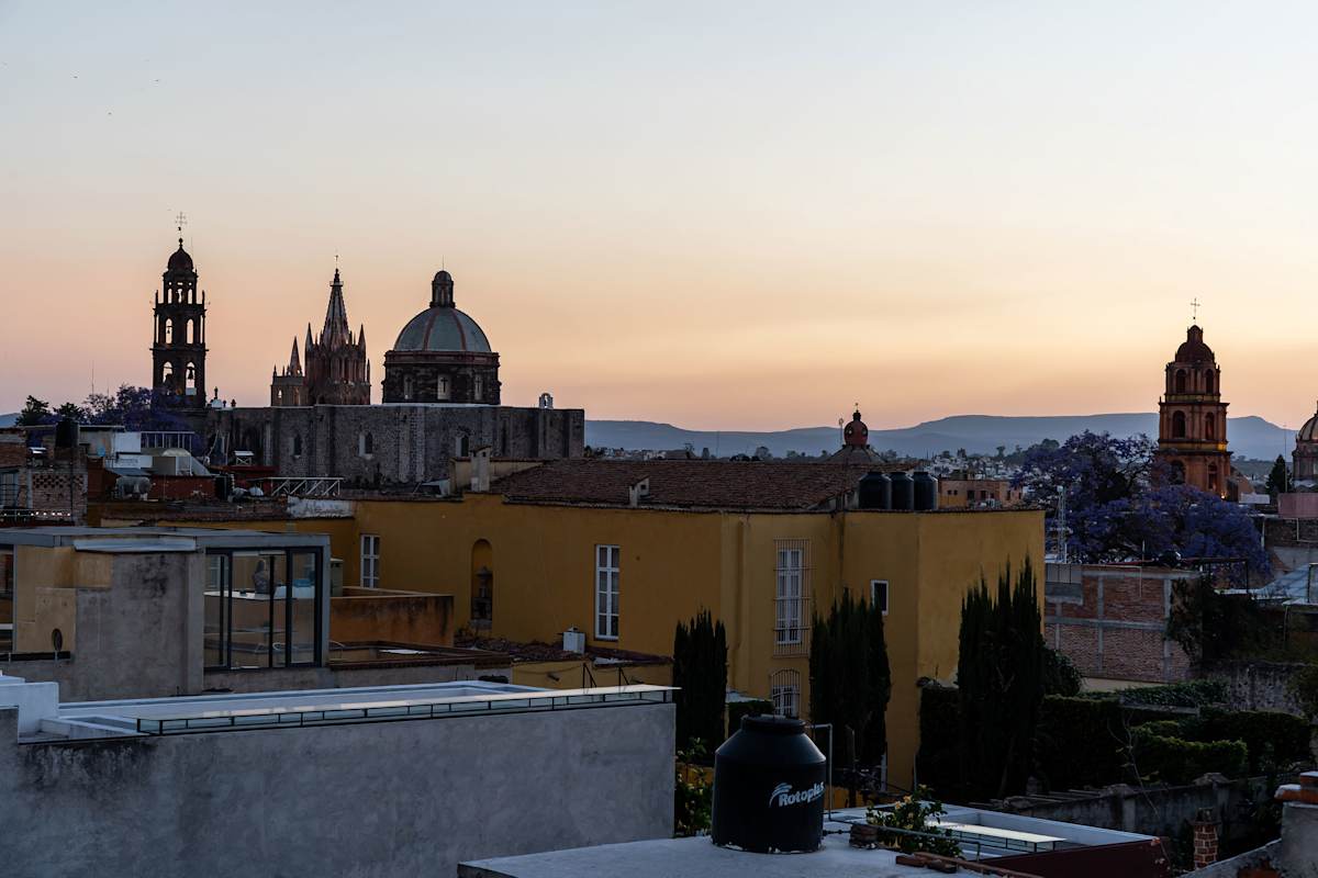 Casa Blanca, 2BR Modern Home with Rooftop Views 33