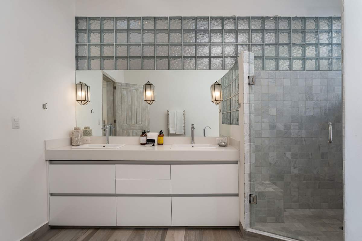 Casa Blanca, 2BR Modern Home with Rooftop Views 17